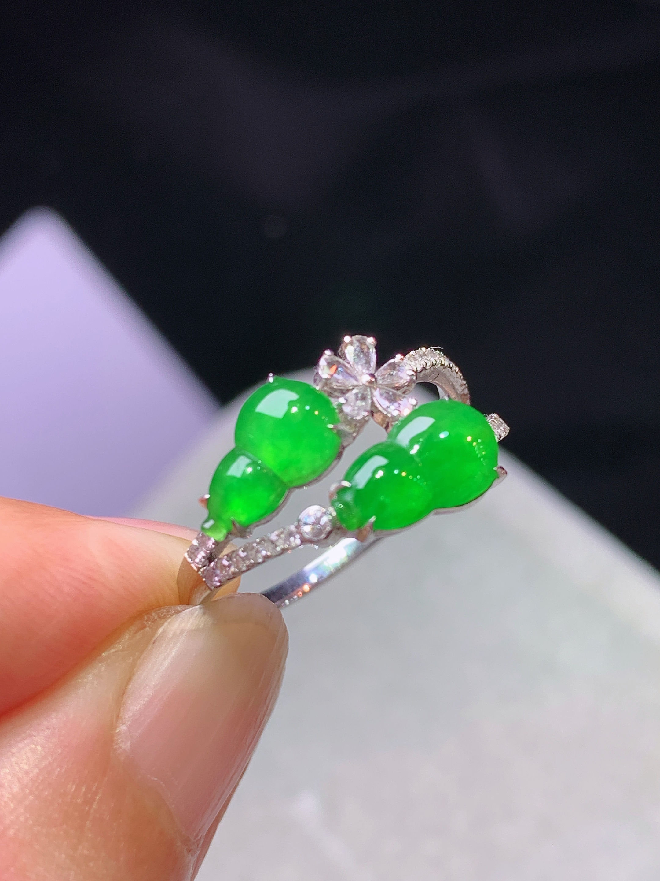 18k金钻镶嵌阳绿葫芦戒指 玉质细腻 色泽艳丽清新 水润亮眼 圈口14 整体尺寸8.8*5*2 e2