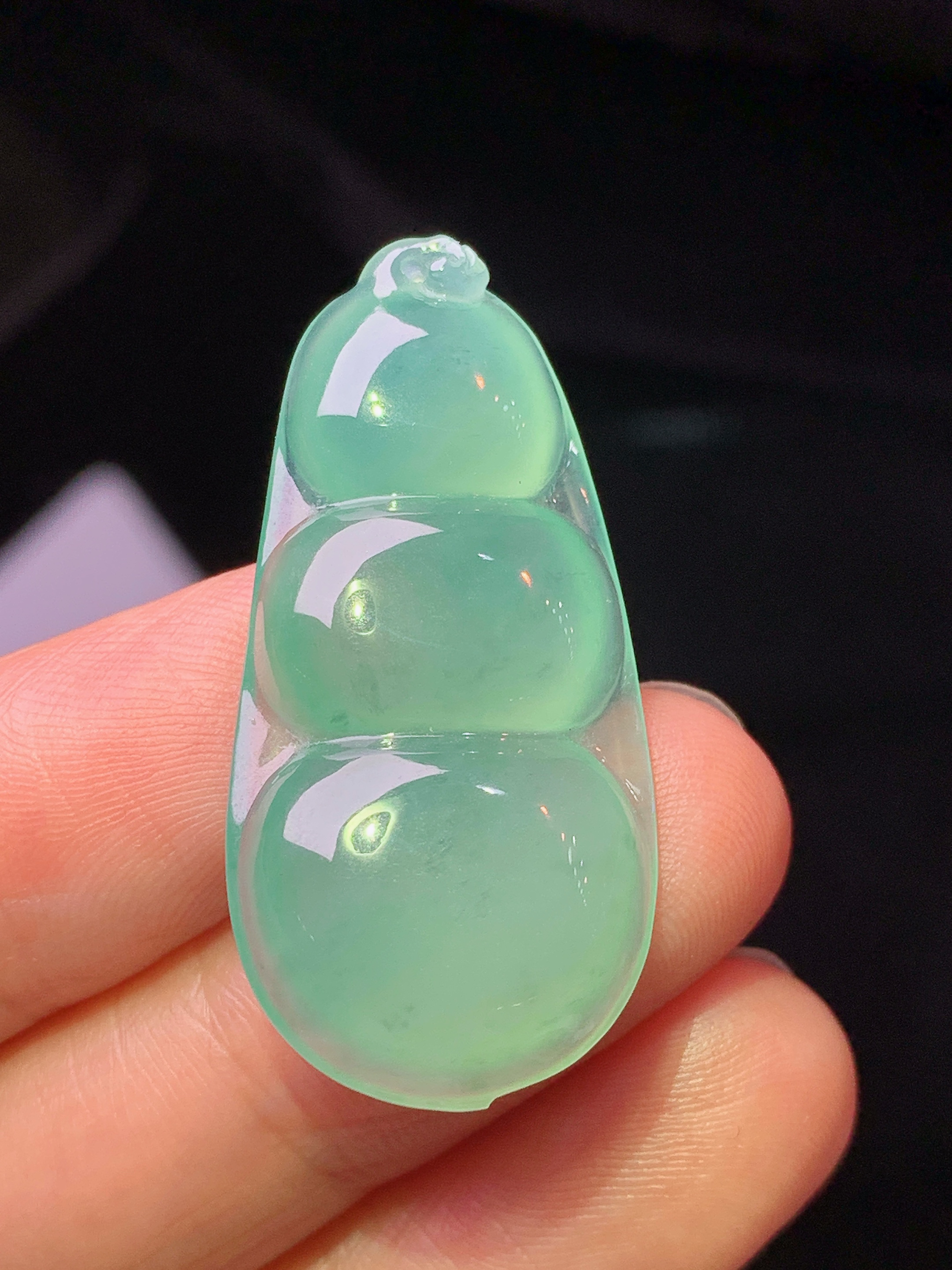 晴绿四季豆吊坠 玉质细腻 色泽艳丽清新 水润亮眼 整体尺寸35.8*17.3*6.2 h3