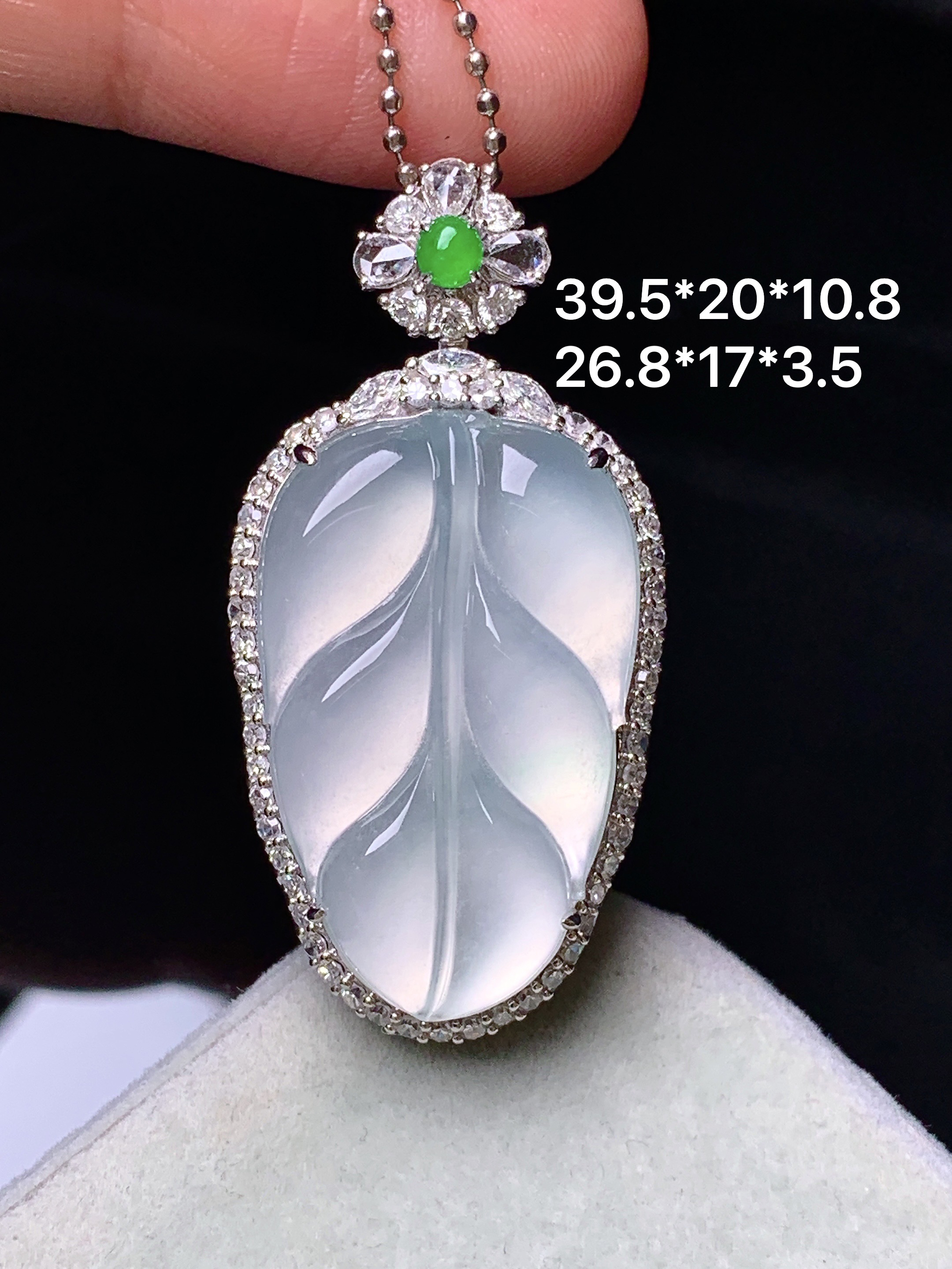 18k金钻镶嵌冰种树叶吊坠 玉质细腻 色泽艳丽清新 水润亮眼 整体尺寸39.5*20*10.8 m4