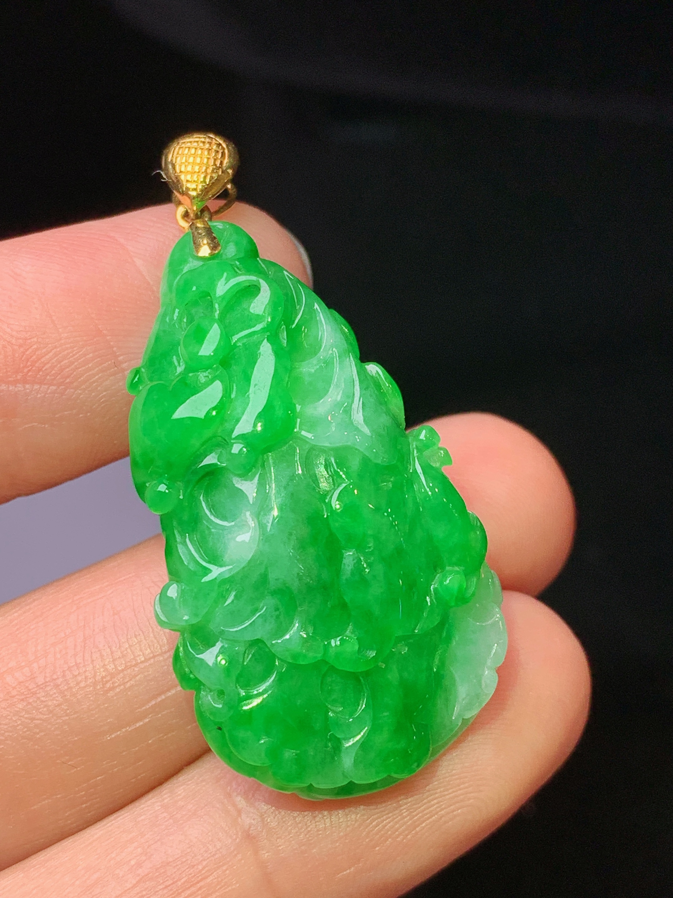 18k金镶嵌阳绿白菜吊坠 玉质细腻 色泽艳丽清新 水润亮眼 整体尺寸40.8*19.5*9.5 a5