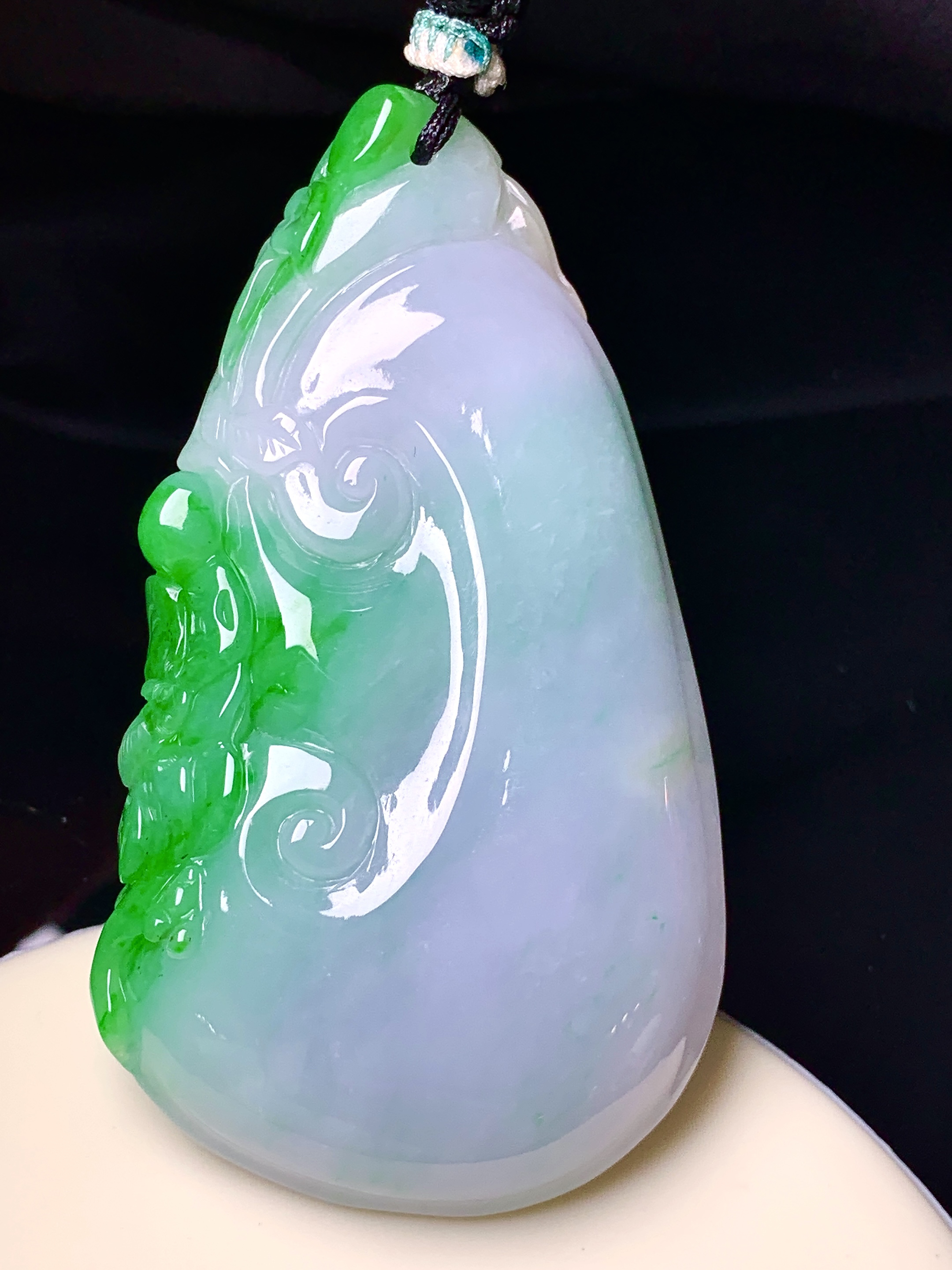 飘绿如意吊坠 玉质细腻 色泽艳丽清新 水润亮眼 整体尺寸66.7*37.6*8.8 a5