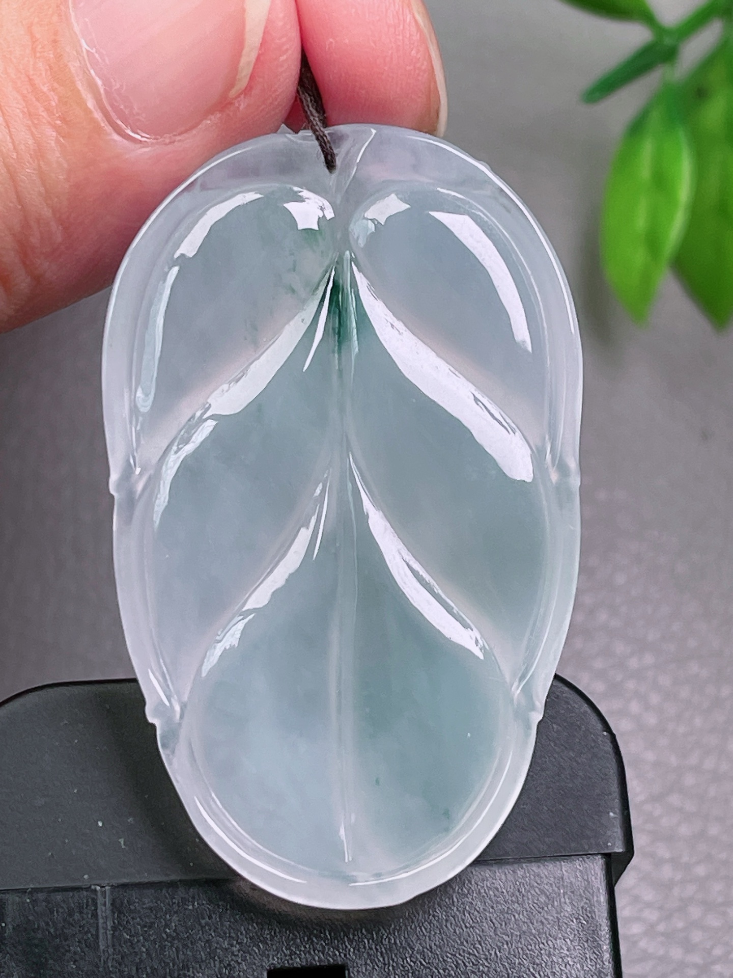 冰种飘花叶子，无裂，冰透水润，油洁，起荧光，尺寸：46.6-28.4-5.7
