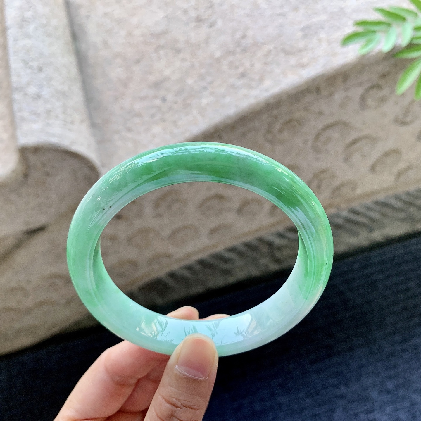 正圈61 62 圈口62.8/13/8.7 编码HJ092902 细糯飘绿，水润，种老，细腻，打灯有纹线