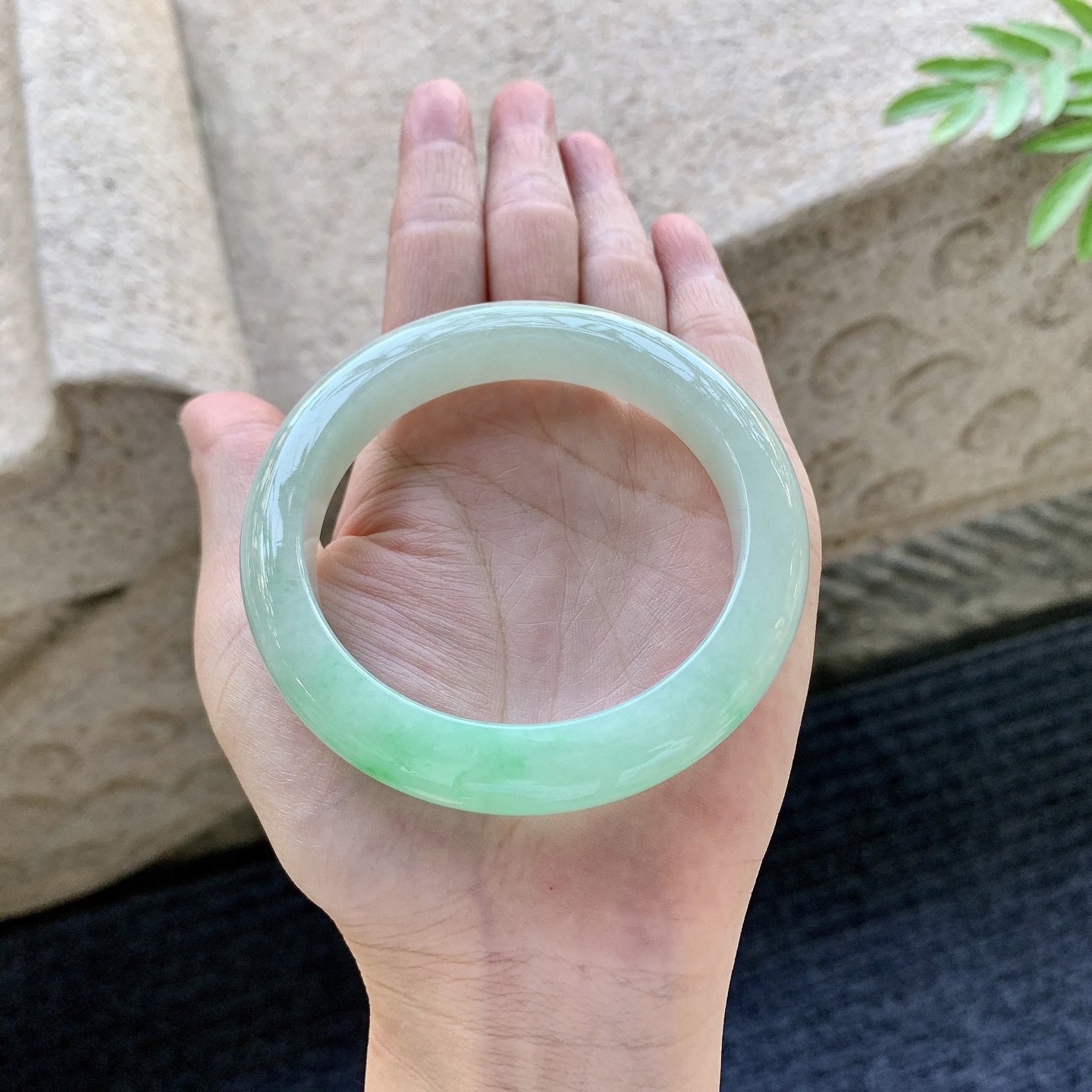 正圈56 57 圈口57.5/12/9.2 编码GL092903 细糯飘绿，水润，种老，细腻，有纹线