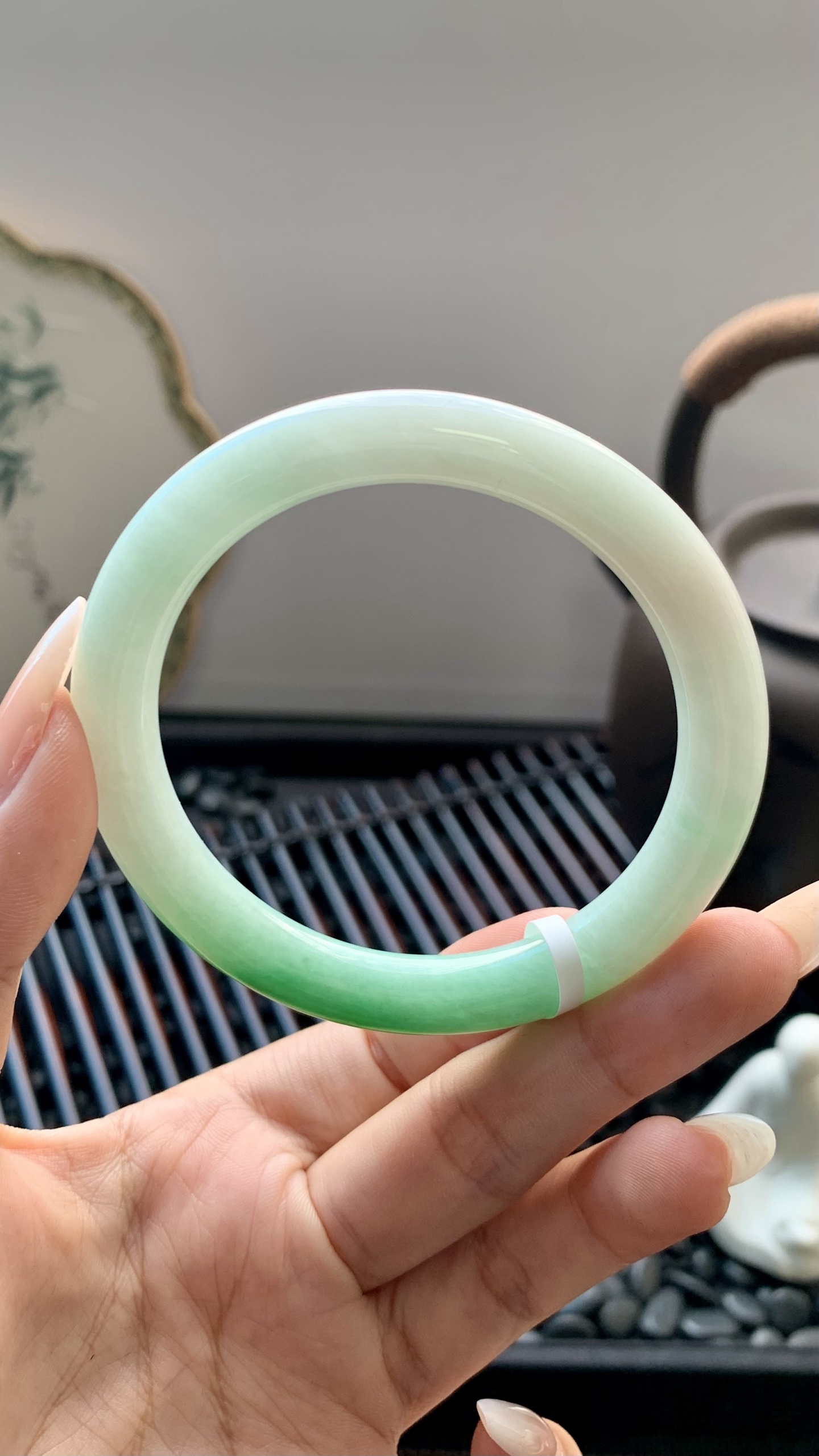 飘绿白底青美人条圆条手镯成品 B6928-3 尺寸：56-8.5-9