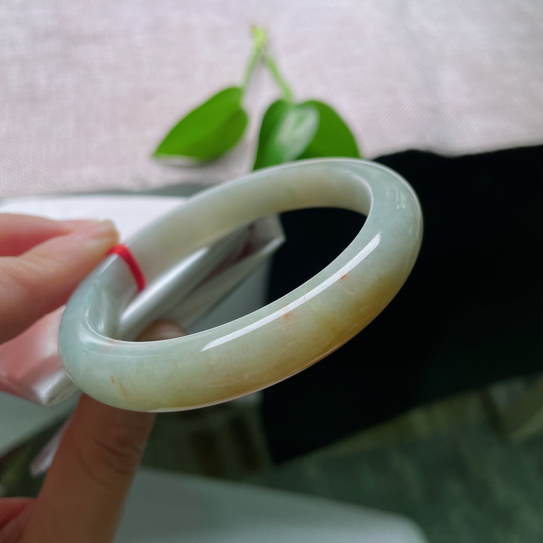 56.8/10.6/8.5，黄翡正圈，一点皮纹，温润玉底清透柔和，一抹金黄缱绻萦绕镯身，金秋诗意流转，尽显复古雅致国风韵味。ss59657a