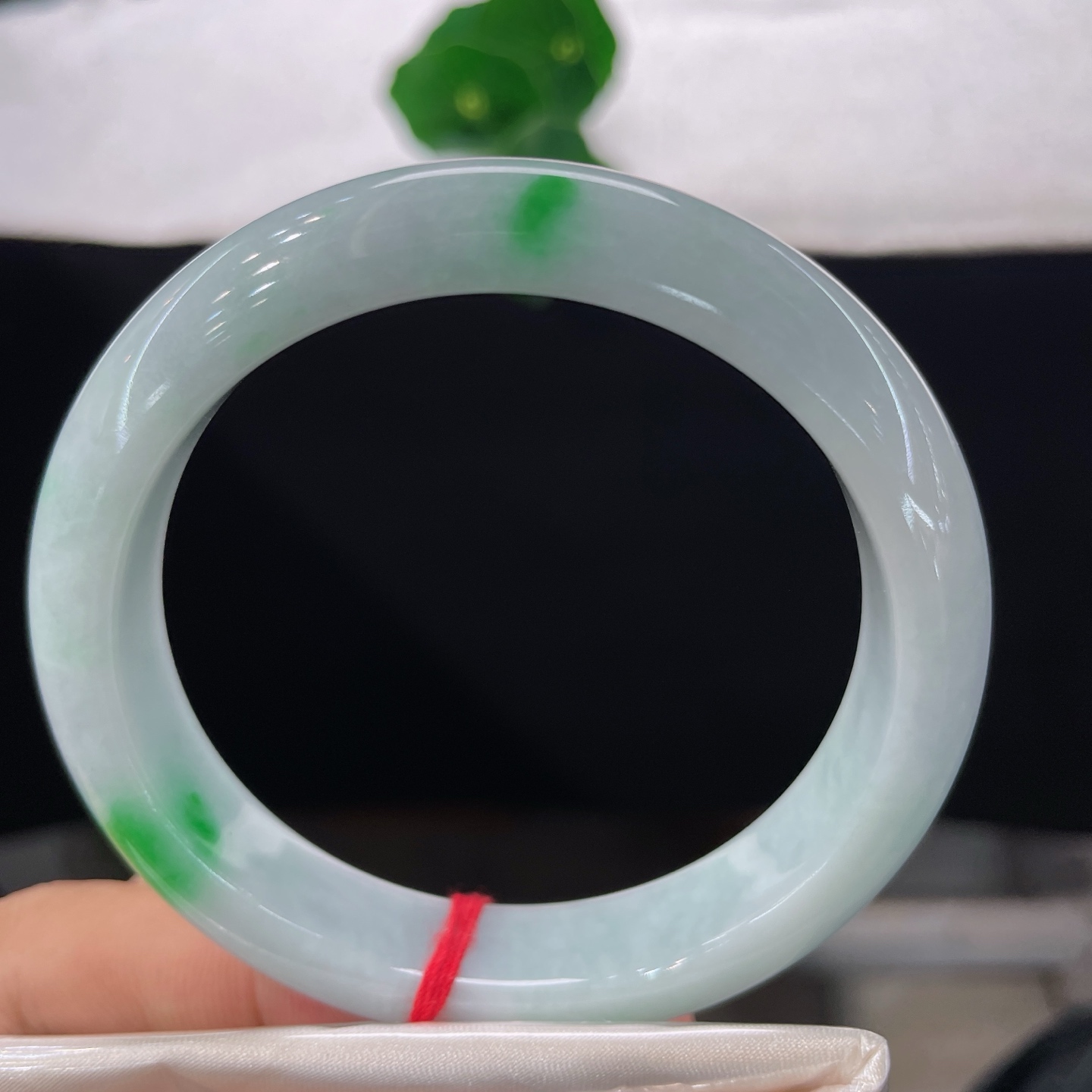 天然翡翠手镯 圈口58.8/12.8/8.5，白底青阳绿正圈，翠落玉间，静而有光，无裂