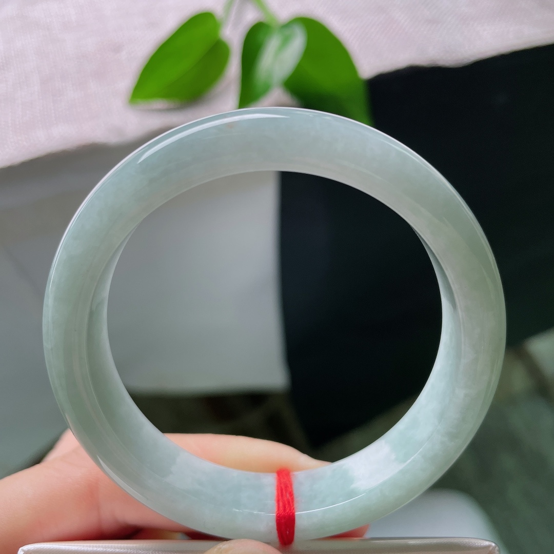 54/12.1/7.7，蓝底正圈，一点皮纹，质地温润内敛，浅晴底色干净清和，端庄镯型，似山间薄雾，自