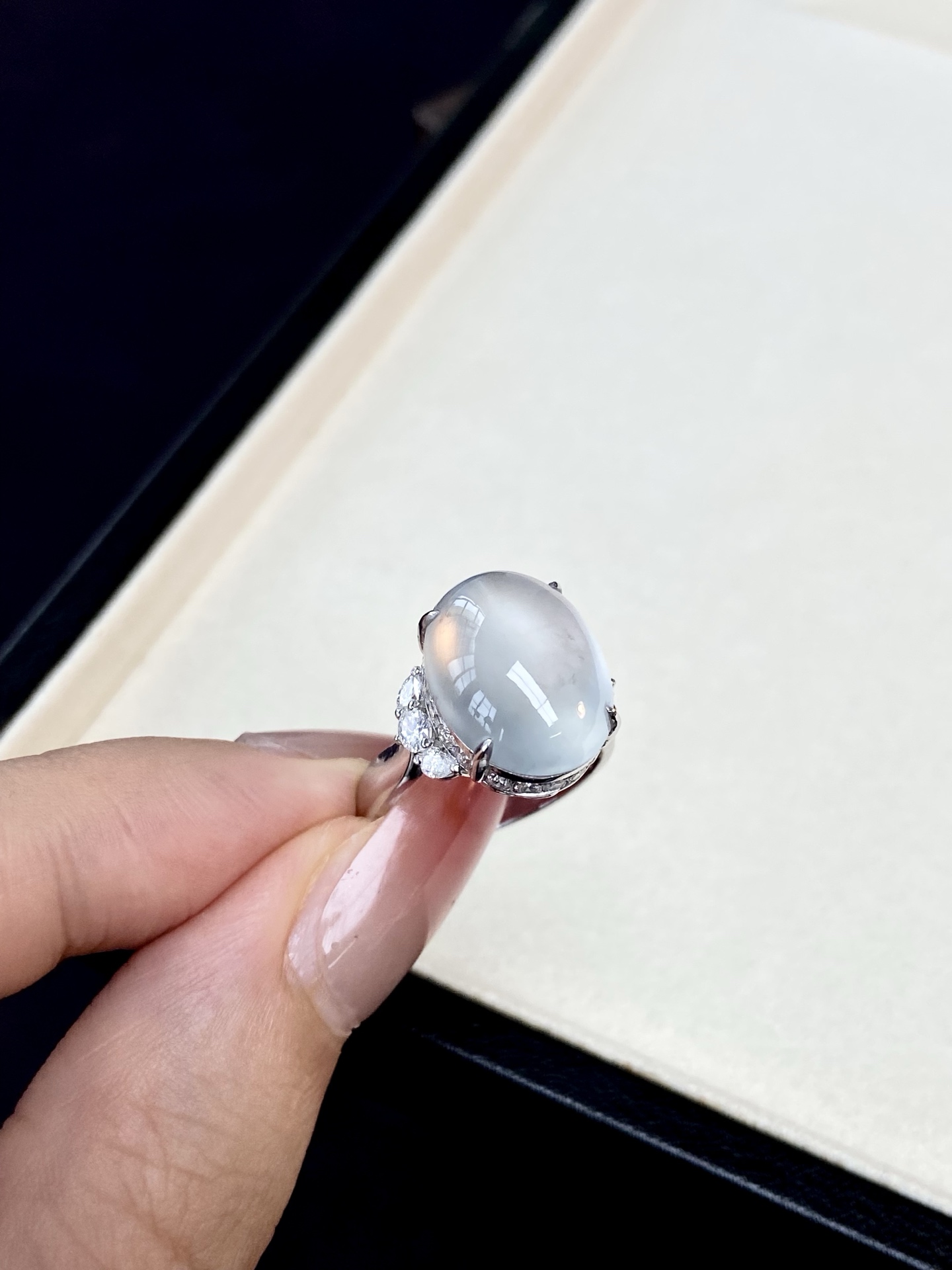 高冰种蛋面戒指，迷人的发光体，澄净温润与锋芒美艳并存，妥妥的气质女神，裸石：14.9-11.7-5.6mm，无裂。