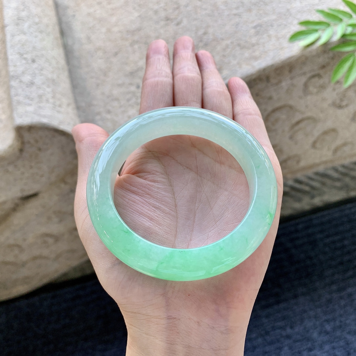 正圈54 55 圈口55.7/12.5/10 编码LZ092941 冰糯阳绿，水润，种老，细腻，打灯有棉线