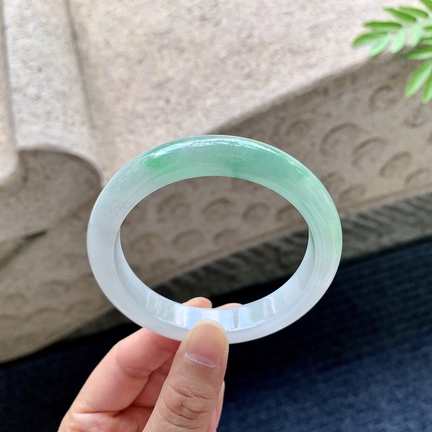 正圈56 57 圈口57.8/12.1/8.7 编码GL092914 细糯飘绿，水润，种老，细腻，打灯有棉线