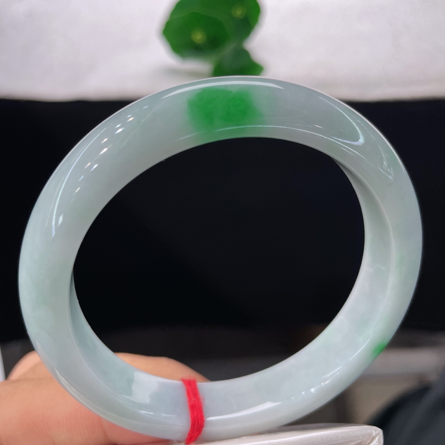 天然翡翠手镯 圈口58.8/12.8/8.5，白底青阳绿正圈，翠落玉间，静而有光，无裂