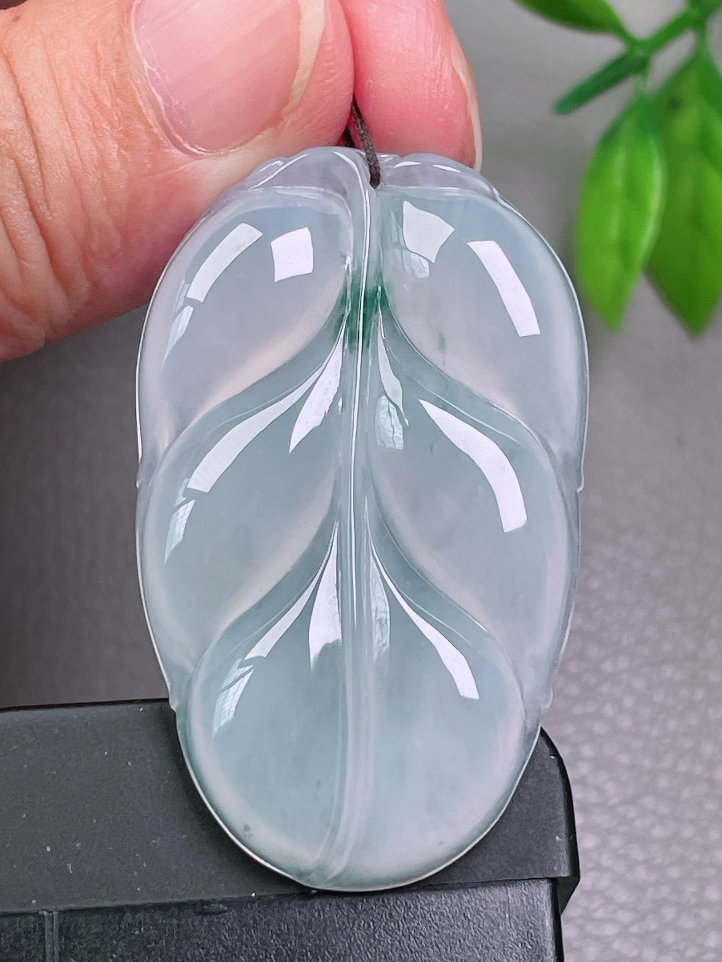 冰种飘花叶子，无裂，冰透水润，油洁，起荧光，尺寸：46.6-28.4-5.7