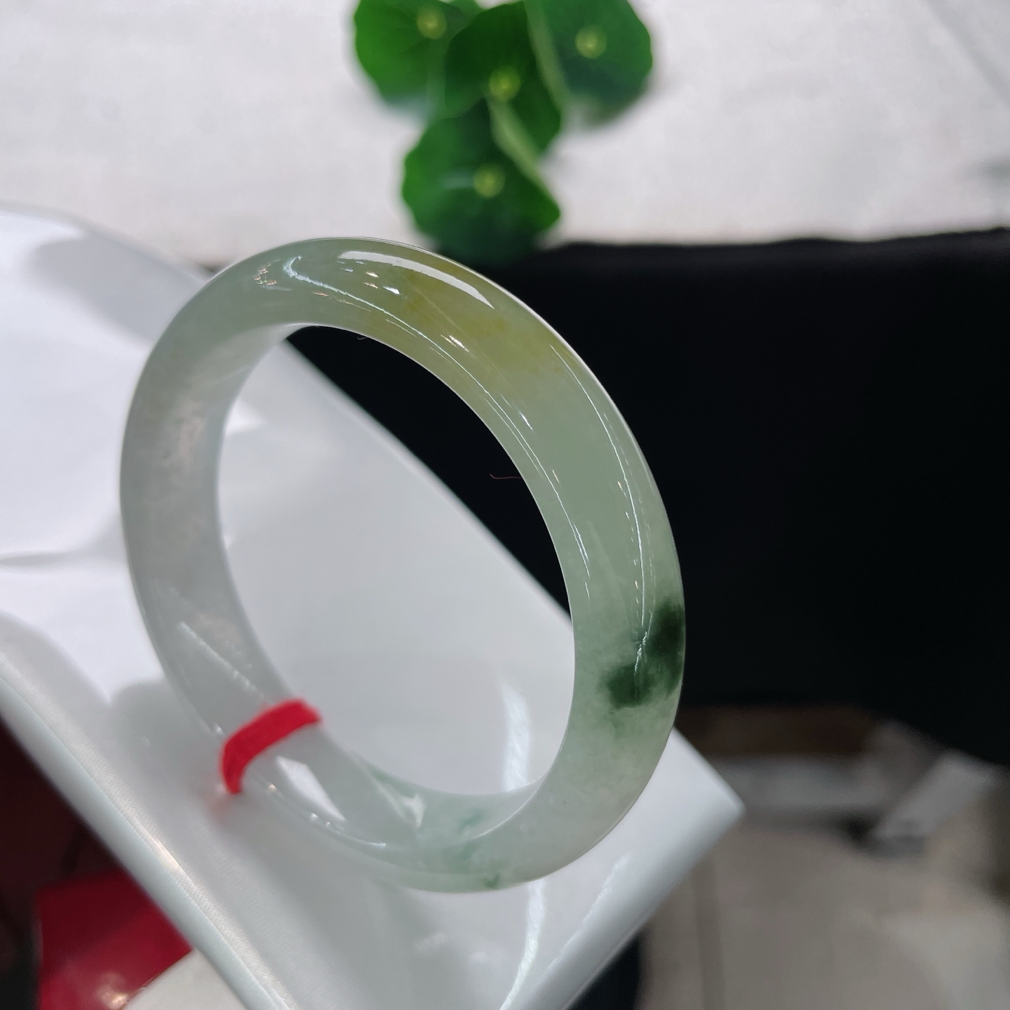 天然翡翠手镯 圈口52/11.5/8.2，黄翡冰飘花，51/52可戴，仿若秋露凝霜，莹润清透。黄翡如落霞轻染。无裂