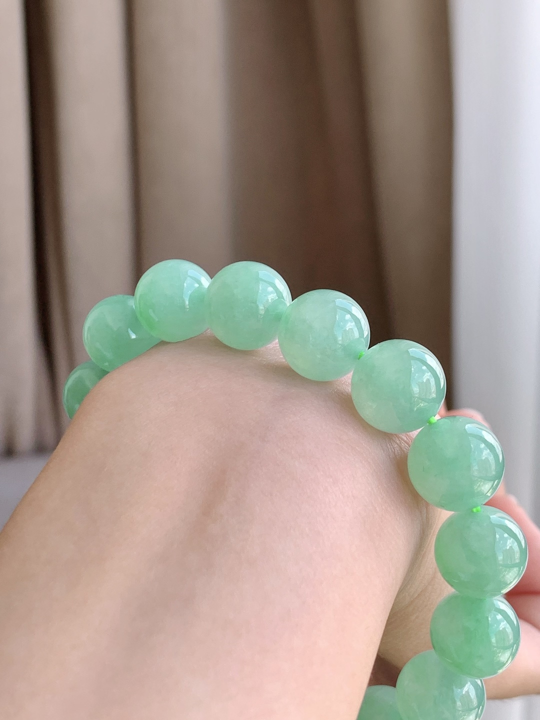 【珠子】冰甜阳绿手串圆珠子手串 【说明】缅甸 性比高 【尺寸】11.8mm 【重量】52.4克
