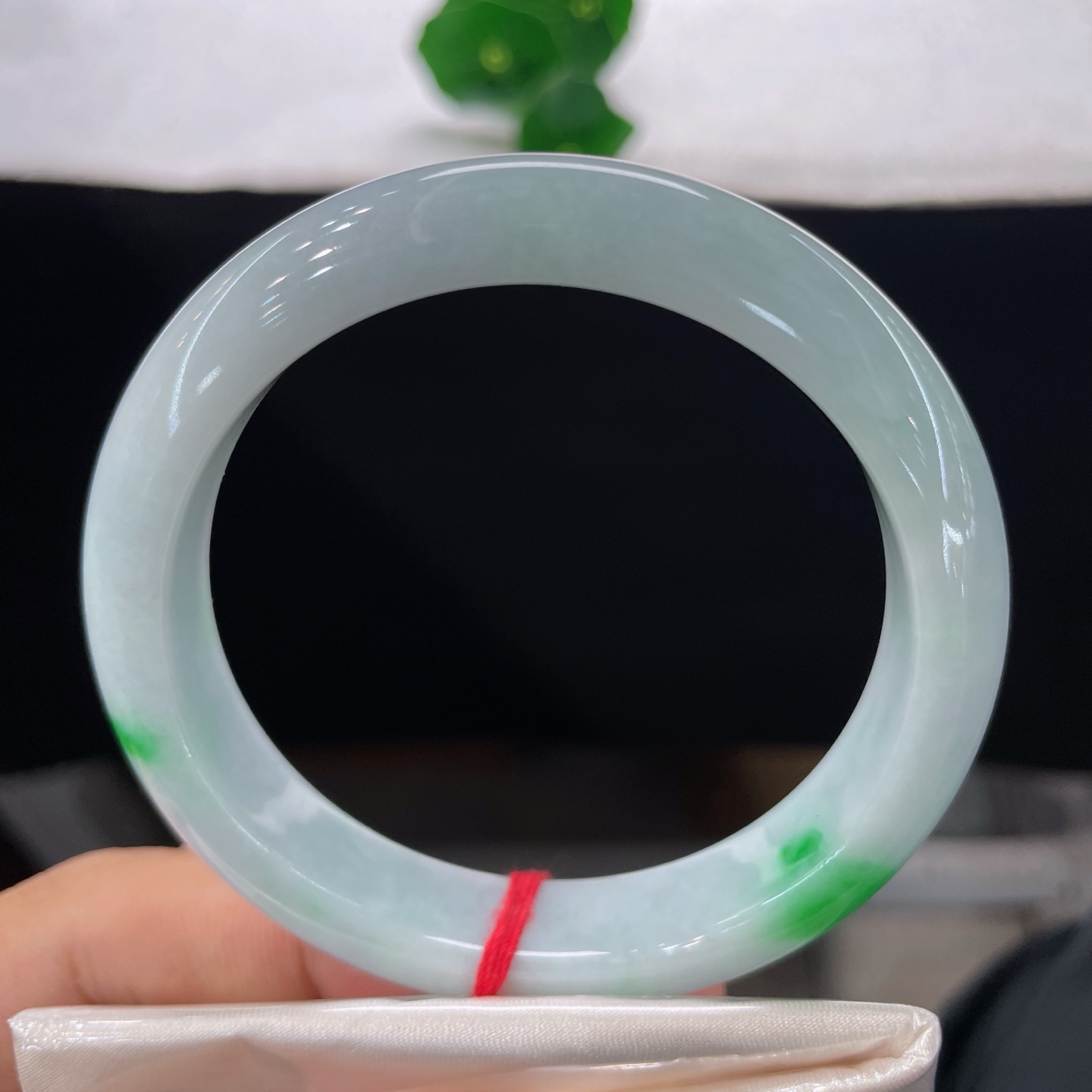 天然翡翠手镯 圈口58.8/12.8/8.5，白底青阳绿正圈，翠落玉间，静而有光，无裂