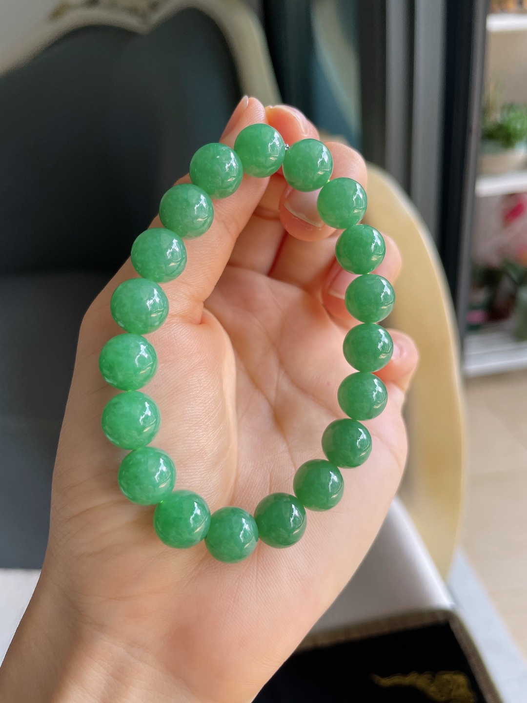 缅甸天然翡翠A货，冰满绿手串，尺寸：10mm。【编4736】