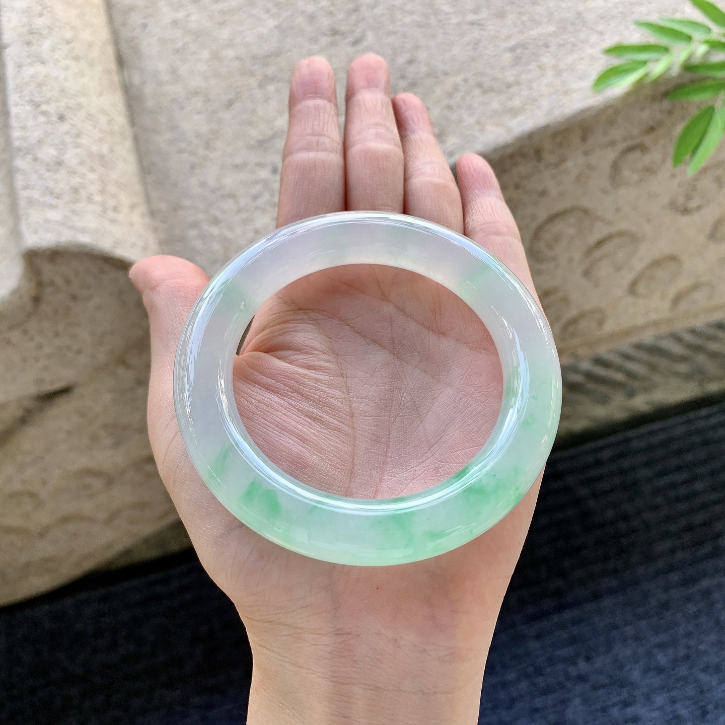 圆条55 56 圈口56.1/11.3/11.9 编码GJ092938 冰糯飘绿，清透，水润，种老，细腻，无裂