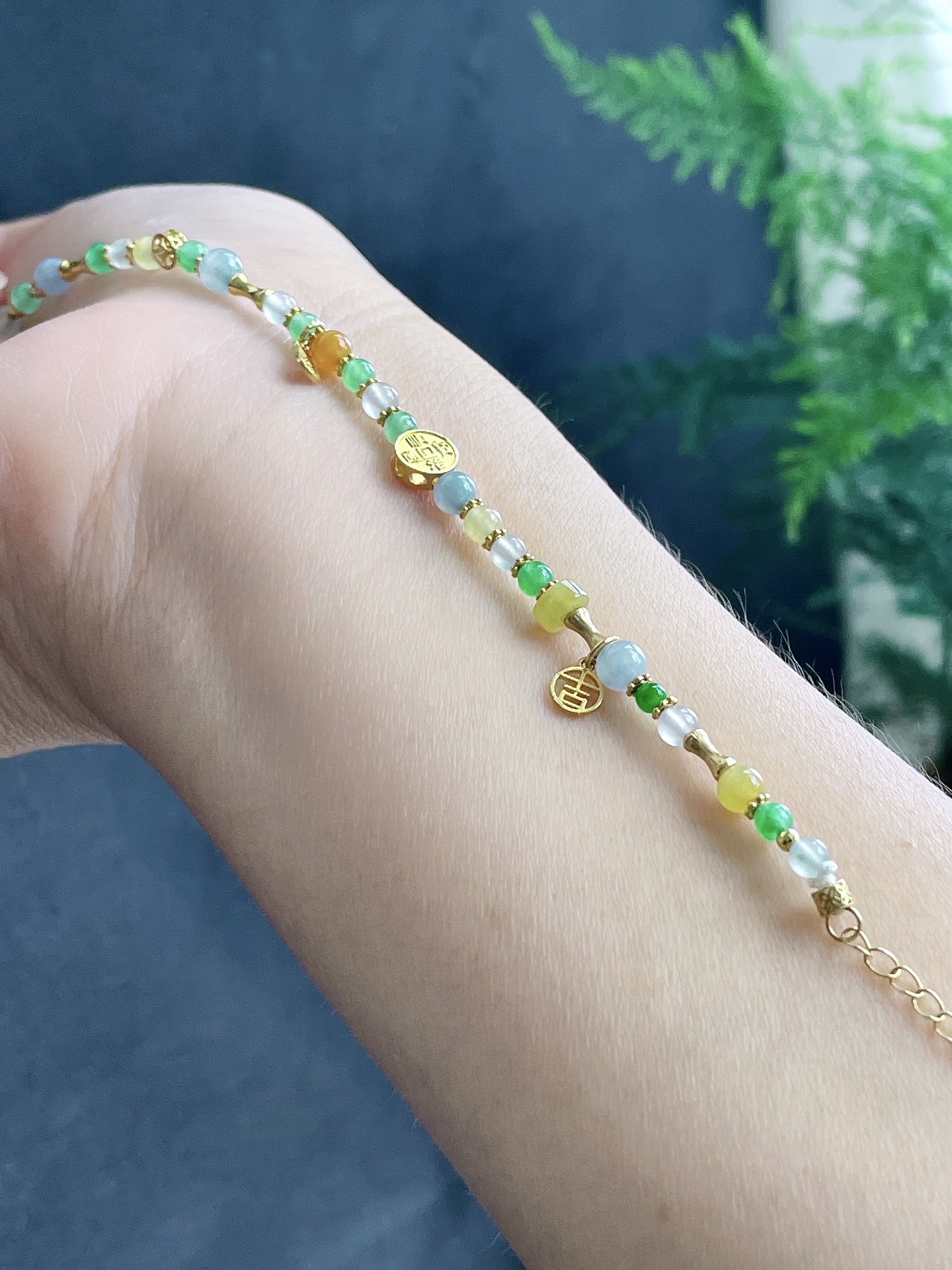 【珠子】冰多宝多彩手串圆珠珠子手串 【说明】缅甸 性比高 【尺寸】3.5mm 【重量】3.3克