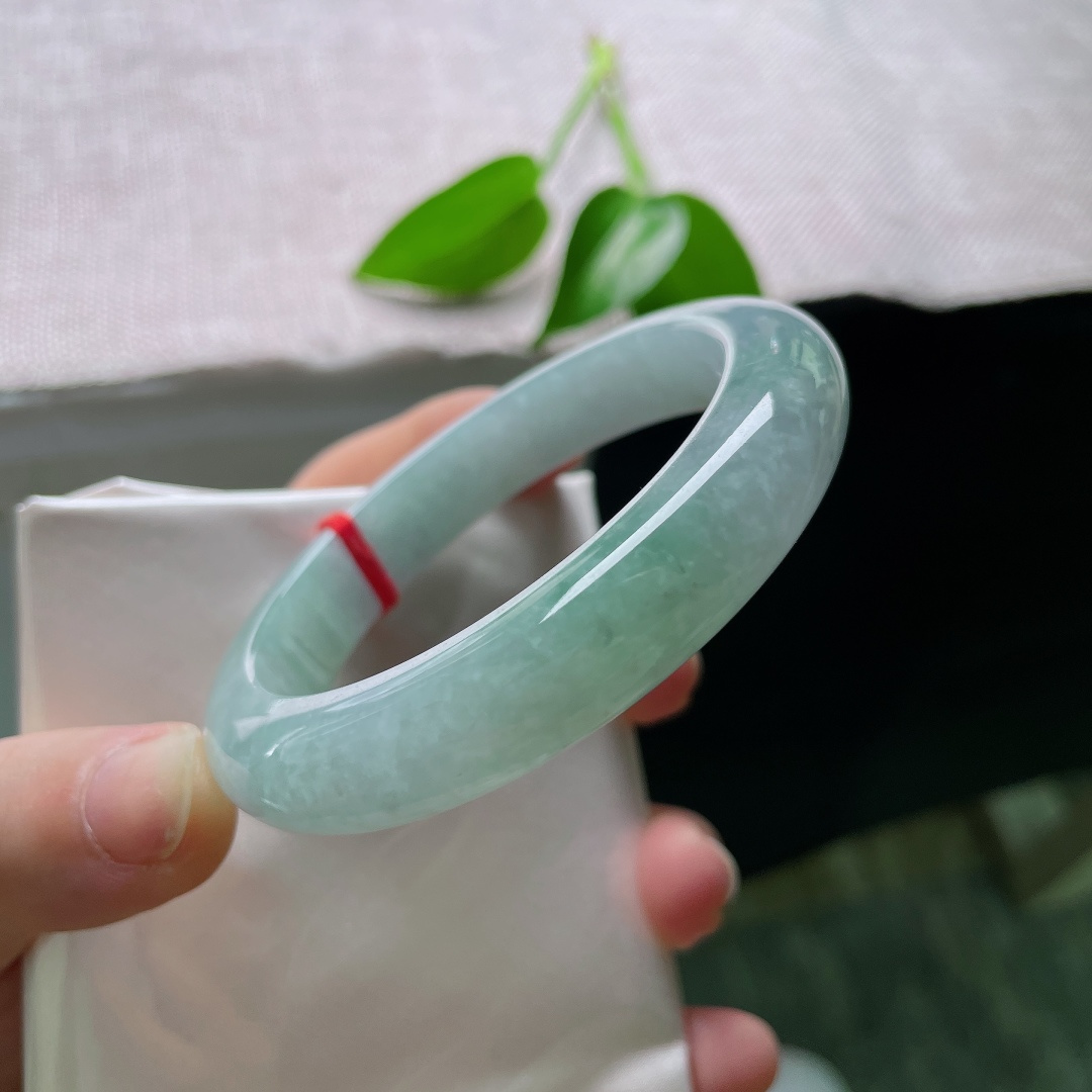 56.6/12.1/9.2，蓝底正圈，无裂，冰质清透温润，半圈浅紫半抹翠色交融，山水氛围感，书写温婉含蓄东方诗意。ss59305a