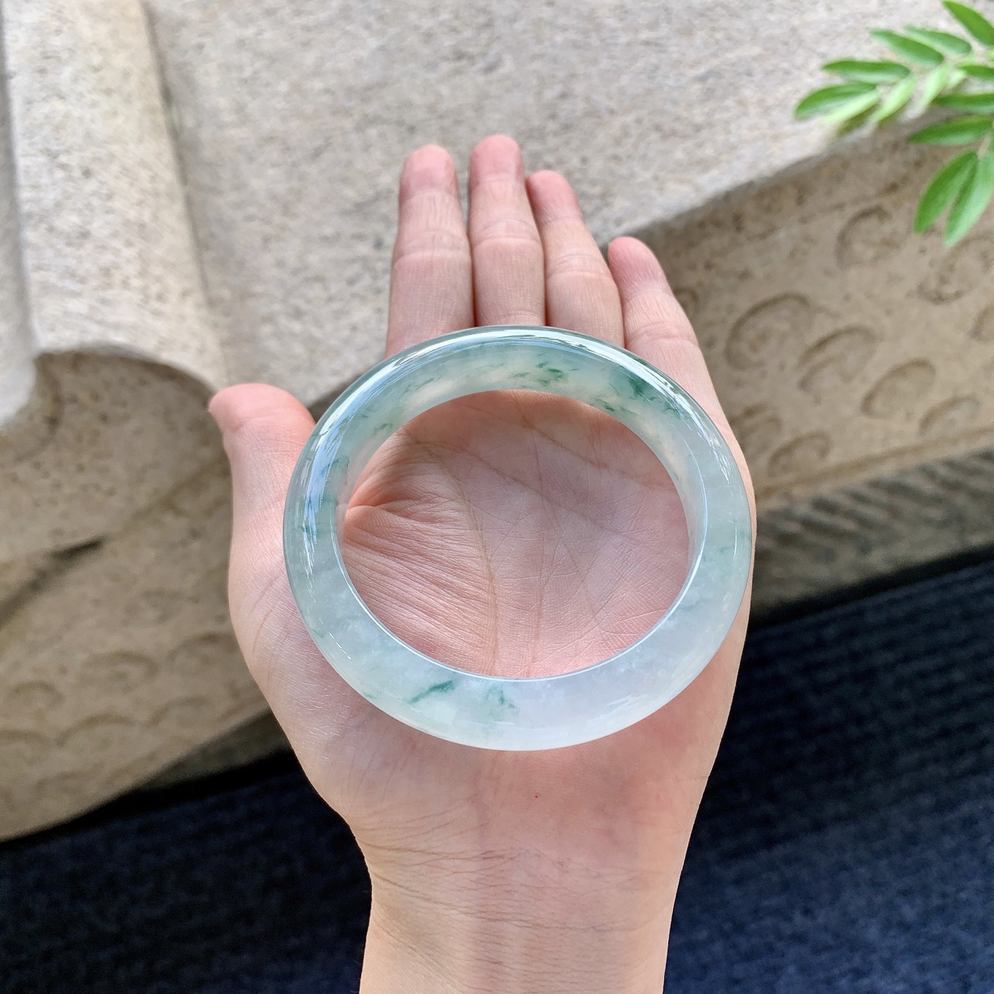 正圈55 56 圈口56.8/12.1/9 编码DZ092929 糯冰飘花，水润，种老，细腻，无裂