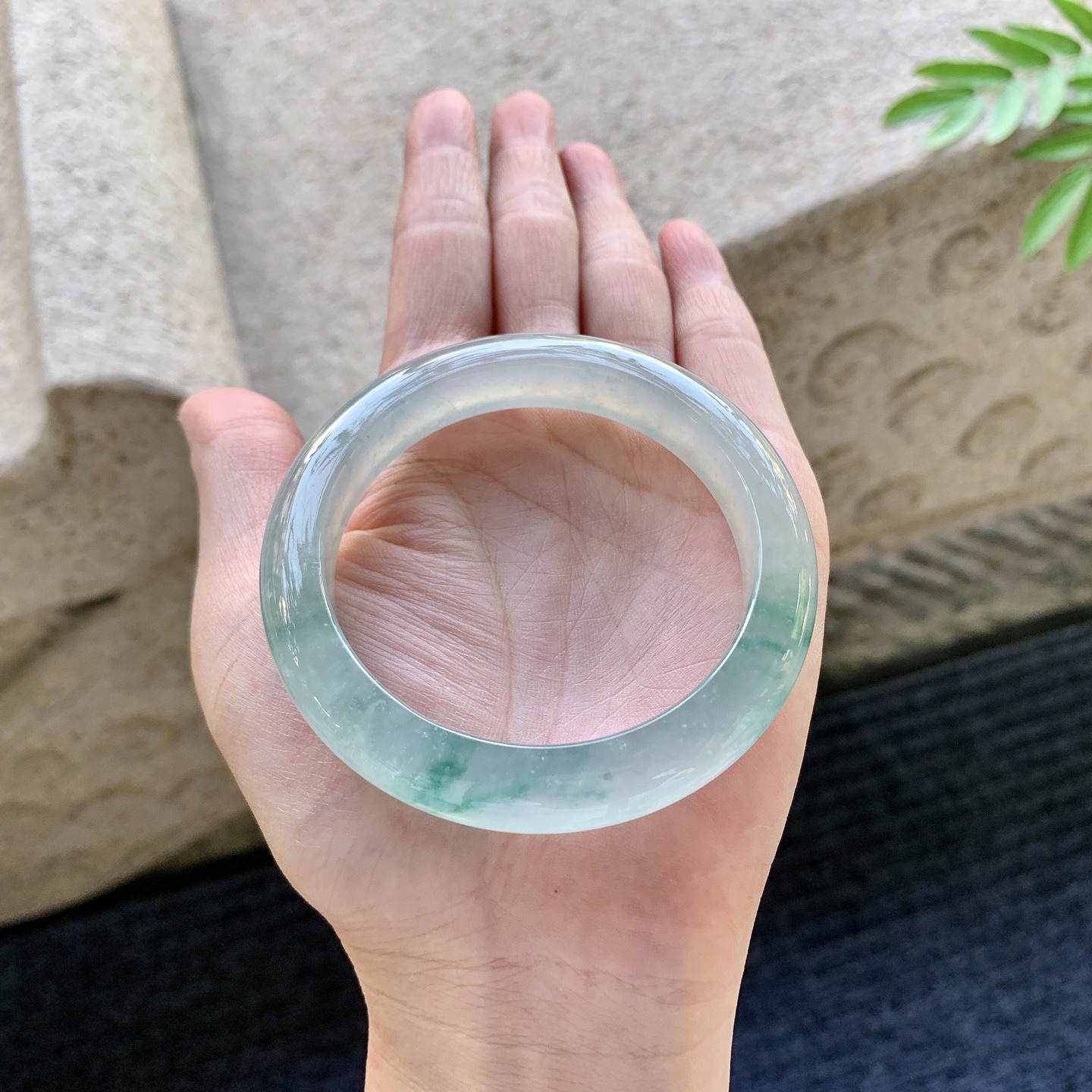 正圈53 54 圈口54.6/11.2/8.8 编码DZ092934 冰糯飘绿，清透，水润，种老，细腻，打灯有絮线