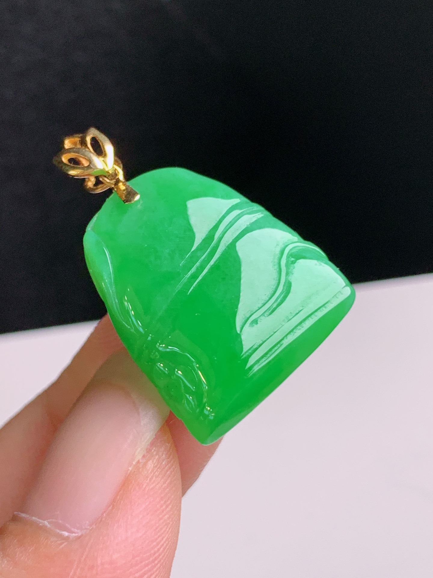 ️ 冰种阳绿竹节吊坠，色泽浓郁，玉质油润，裸石20.5-18.2-6.128.2
