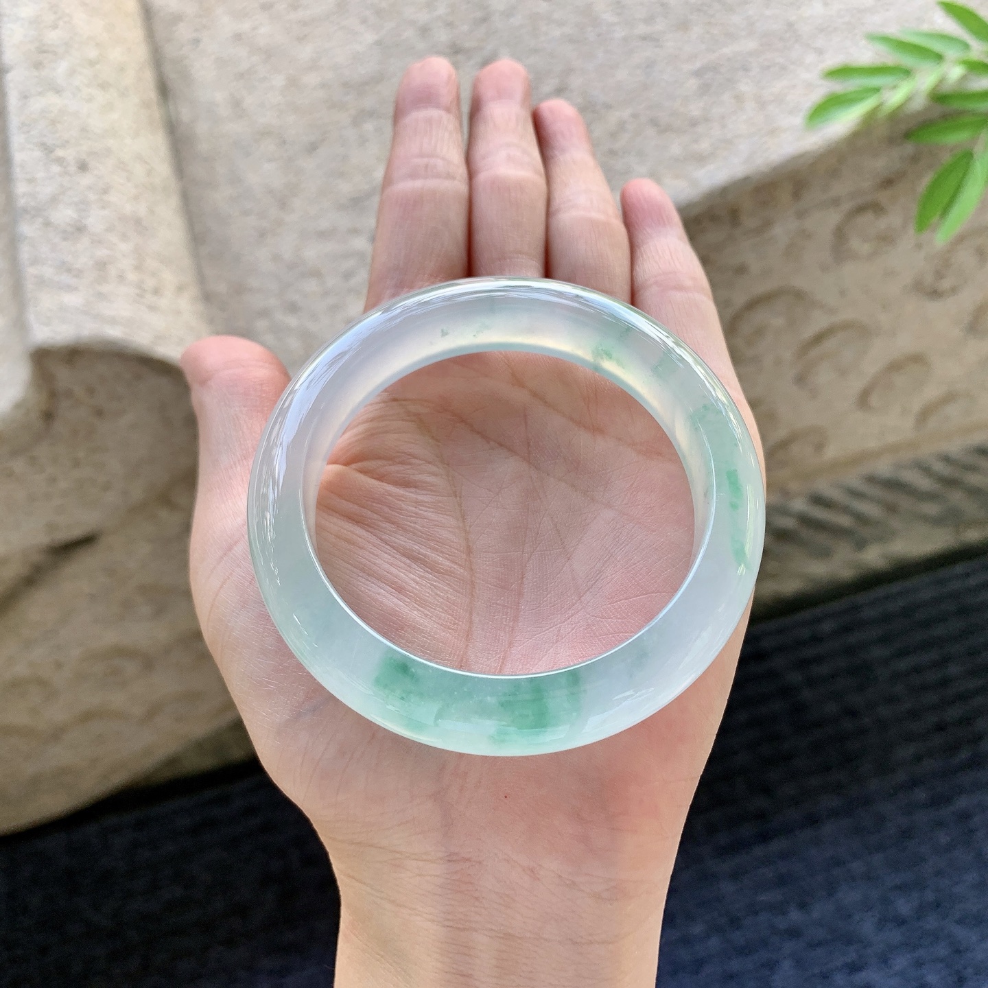 正圈55 56 圈口56.1/13.2/8.8 编码GJ092936 冰种飘绿花，起光，清透，水润，