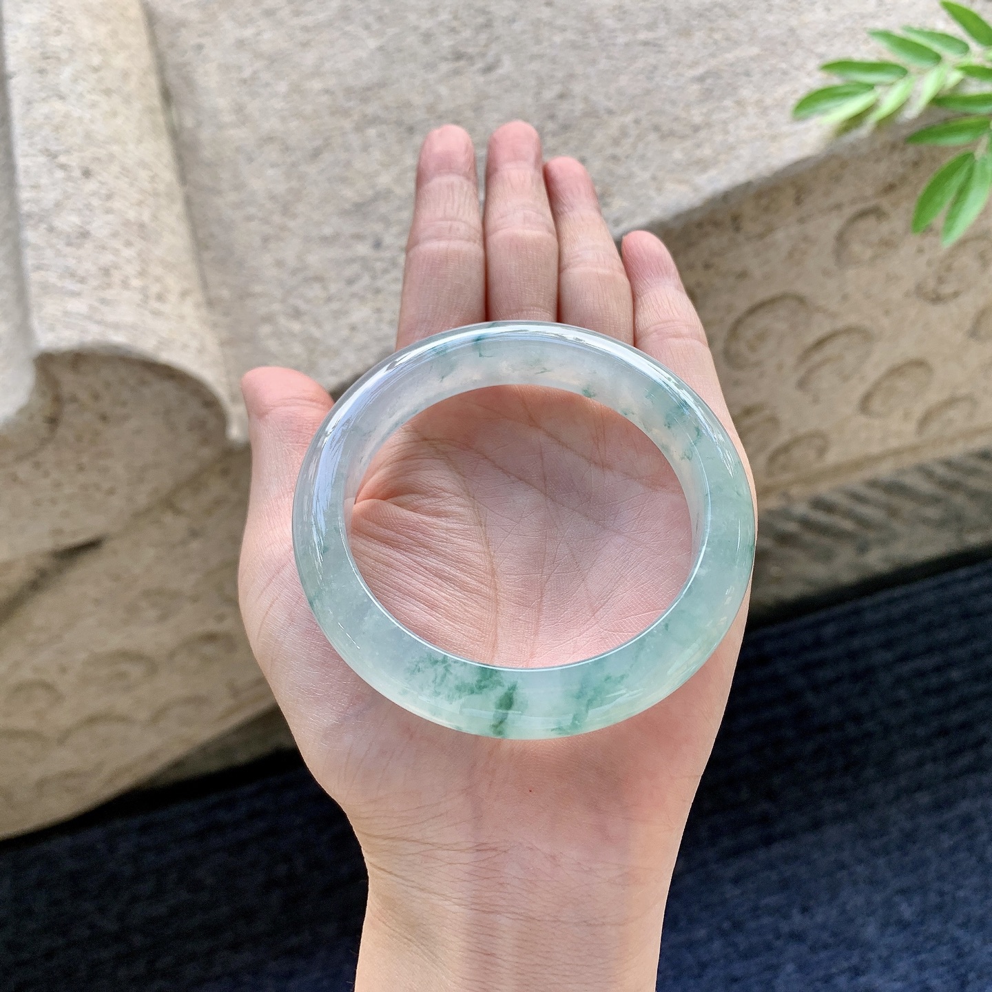 正圈55 56 圈口56.8/12.1/9 编码DZ092929 糯冰飘花，水润，种老，细腻，无裂