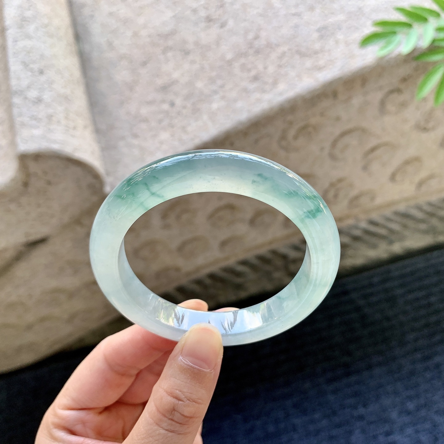 正圈53 54 圈口54.6/11.2/8.8 编码DZ092934 冰糯飘绿，清透，水润，种老，细腻，打灯有絮线