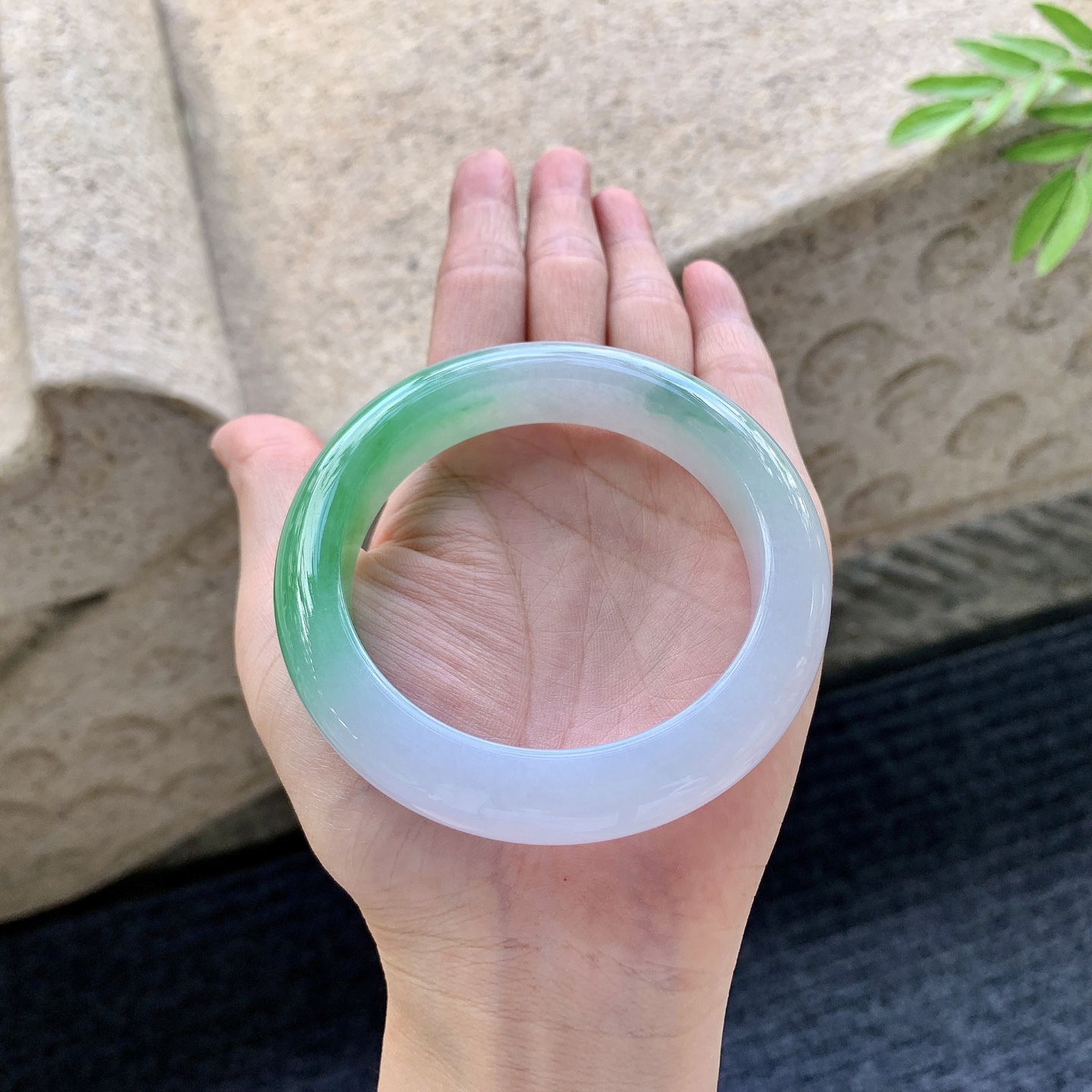 正圈56 57 圈口57.9/12.7/10.2 编码LZ092943 冰糯春彩，飘辣阳绿，水润，种老，细腻，无裂