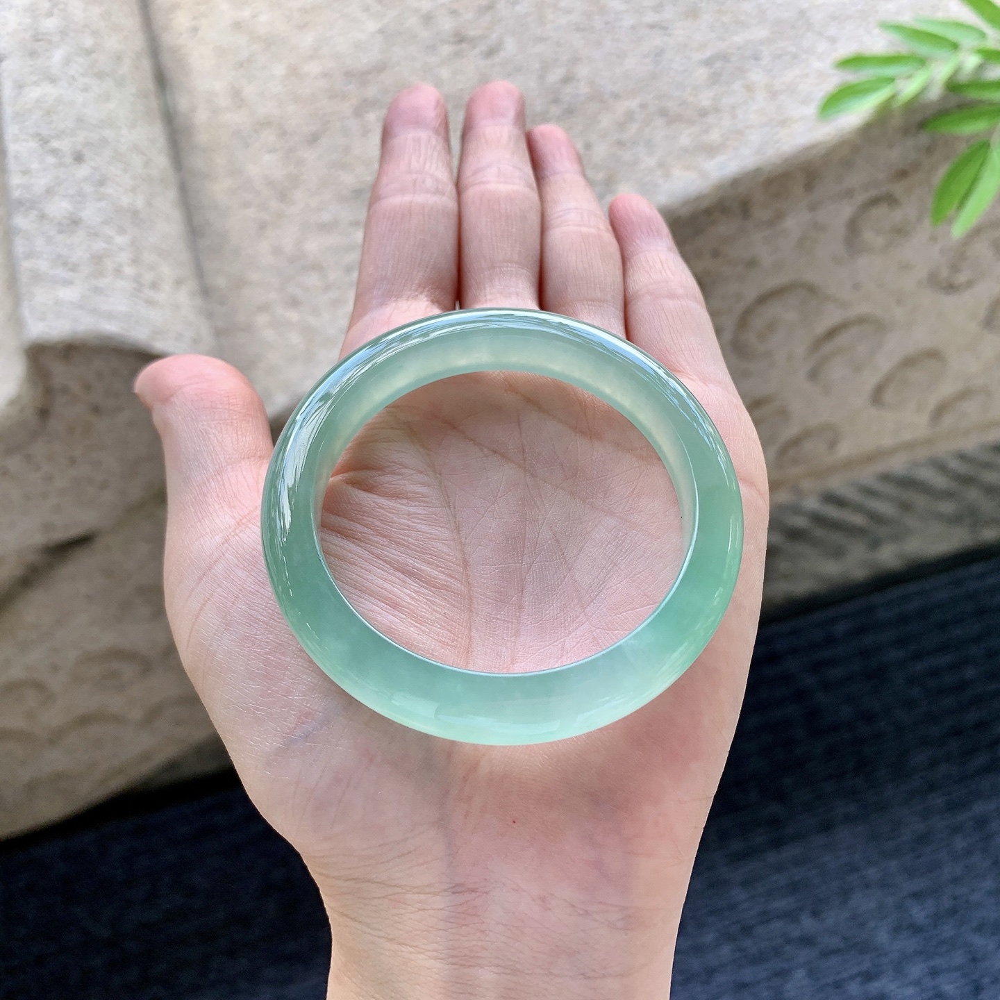 正圈50 51 圈口50.5/9.9/7.8 编码BA092949 冰果绿，色匀，水润，种老，细腻，无裂