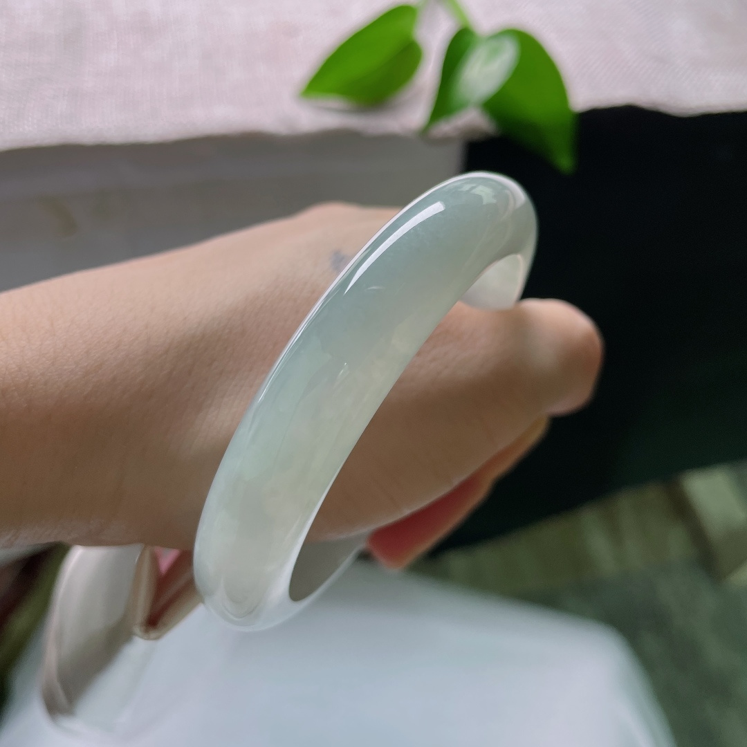 58/11.6/8，淡绿底正圈，晶体纹，玉色柔和均匀，光泽温润清透，不寡淡不浮夸，清雅低调。ss59921a