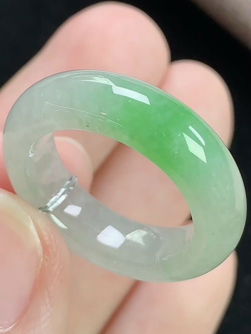 飘绿戒指，无裂，尺寸17.1*6.2*4.0mm，13号手寸，j28tdy