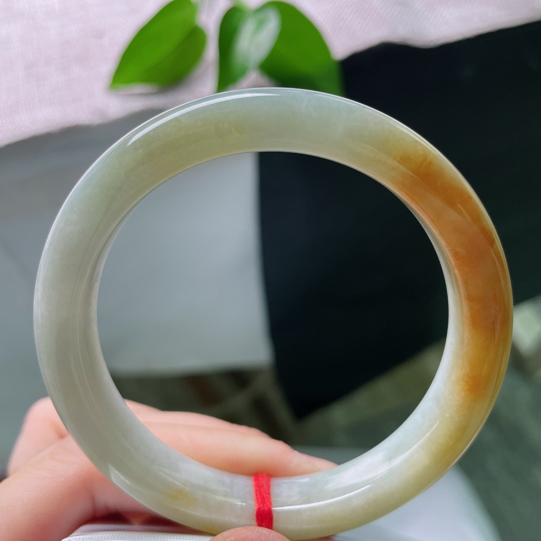 56.8/10.6/8.5，黄翡正圈，一点皮纹，温润玉底清透柔和，一抹金黄缱绻萦绕镯身，金秋诗意流转，尽显复古雅致国风韵味。ss59657a