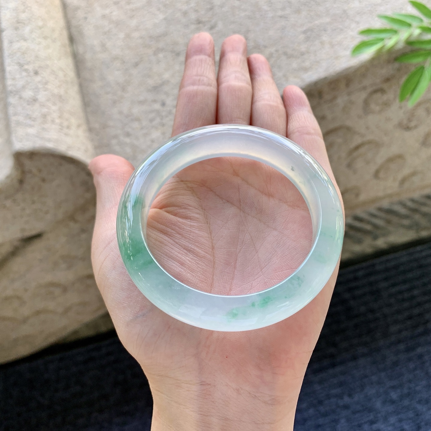 正圈55 56 圈口56.1/13.2/8.8 编码GJ092936 冰种飘绿花，起光，清透，水润，种老，细腻，内侧有棉线
