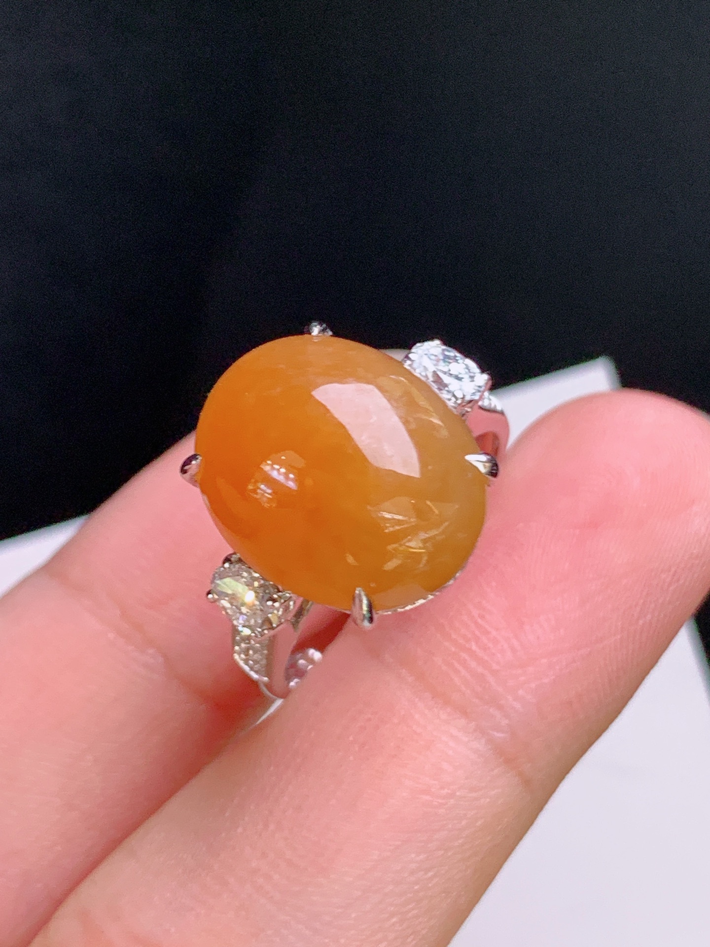 ️ 黄翡旦面戒指，橙黄浓郁，蛋面饱满，火彩出众，裸石15-12.3-6.7，圈口15 10