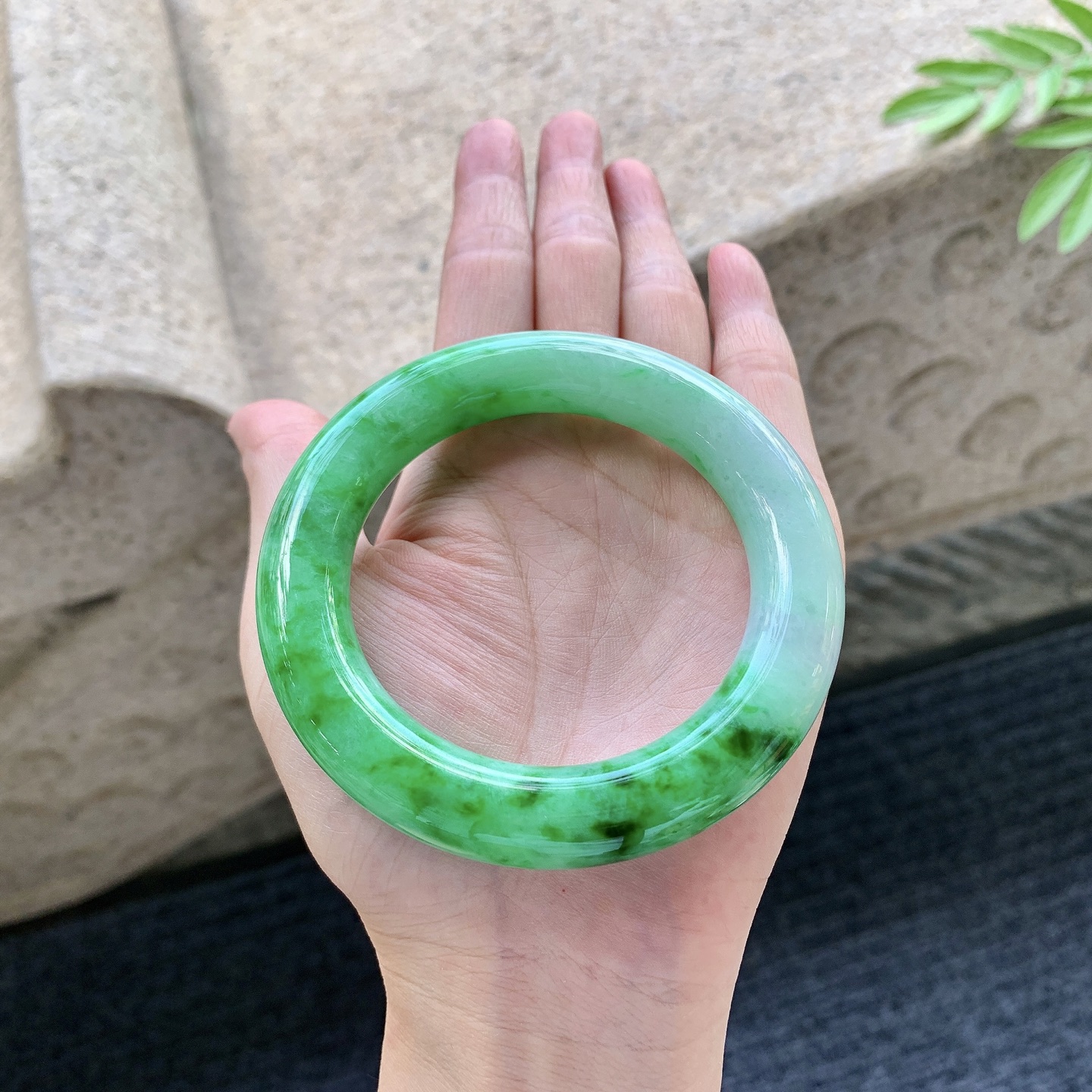 圆条55 56 圈口55.9/12.5/13.2 编码A3092945 糯冰飘绿，水润，种老，细腻，有棉线