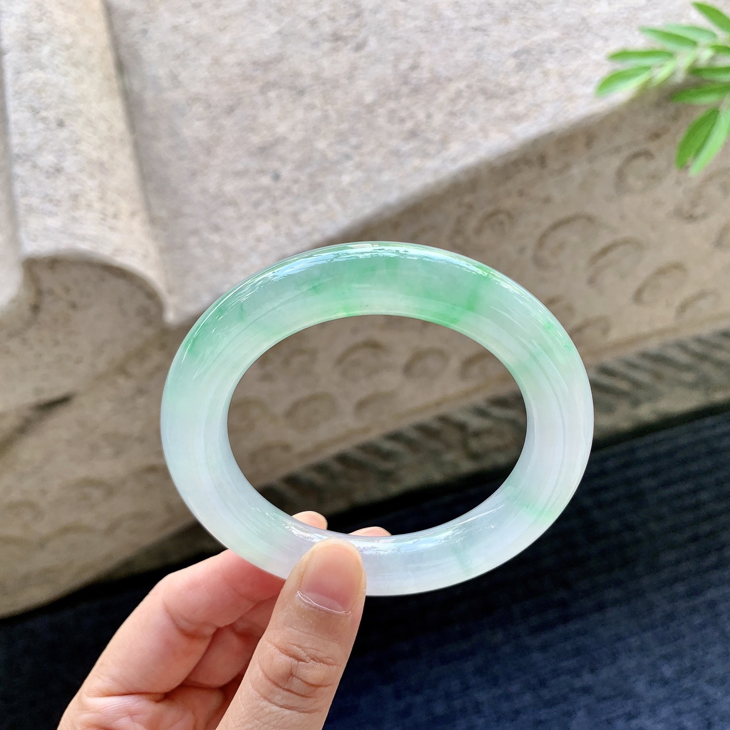 圆条55 56 圈口56.1/11.3/11.9 编码GJ092938 冰糯飘绿，清透，水润，种老，细腻，无裂