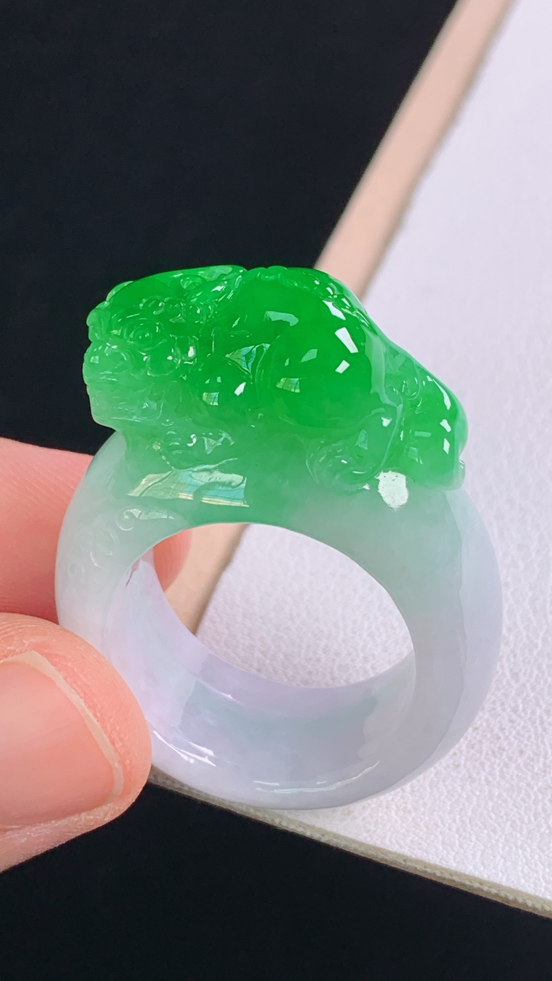 ️辣绿貔貅指环 种色兼备，色泽浓郁，无裂 尺寸:圈口22/20.2-11.5-4.6mm 26