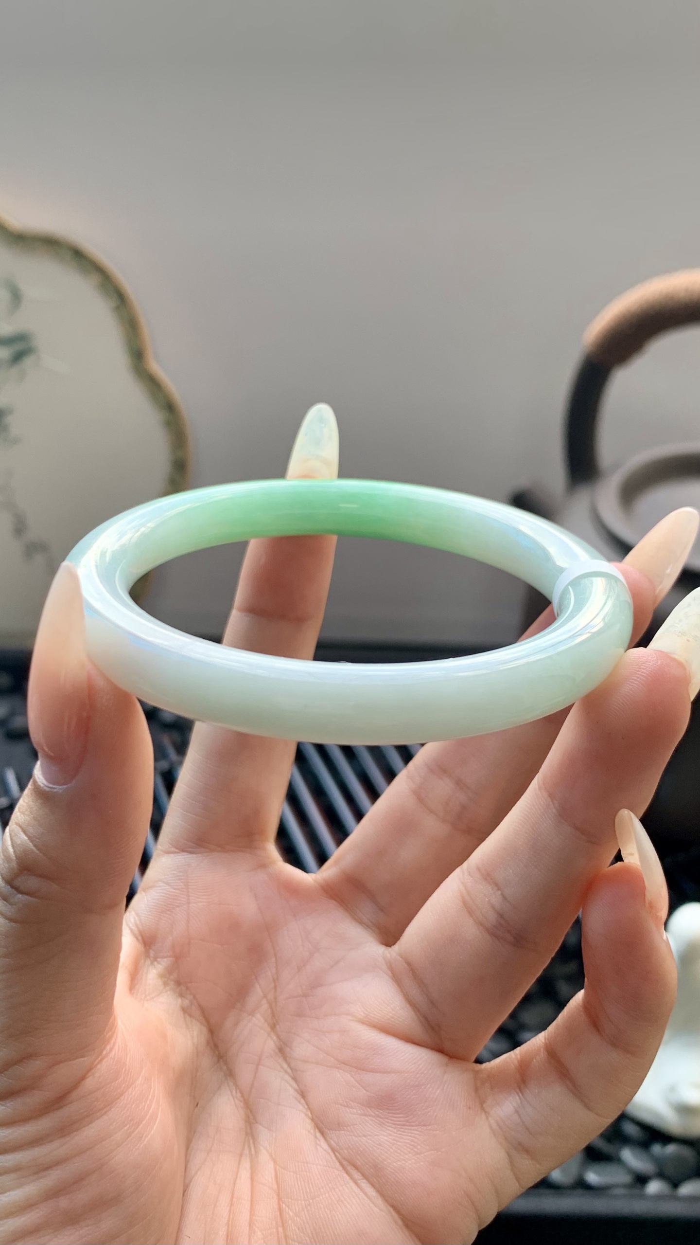 飘绿白底青美人条圆条手镯成品 B6928-3 尺寸：56-8.5-9