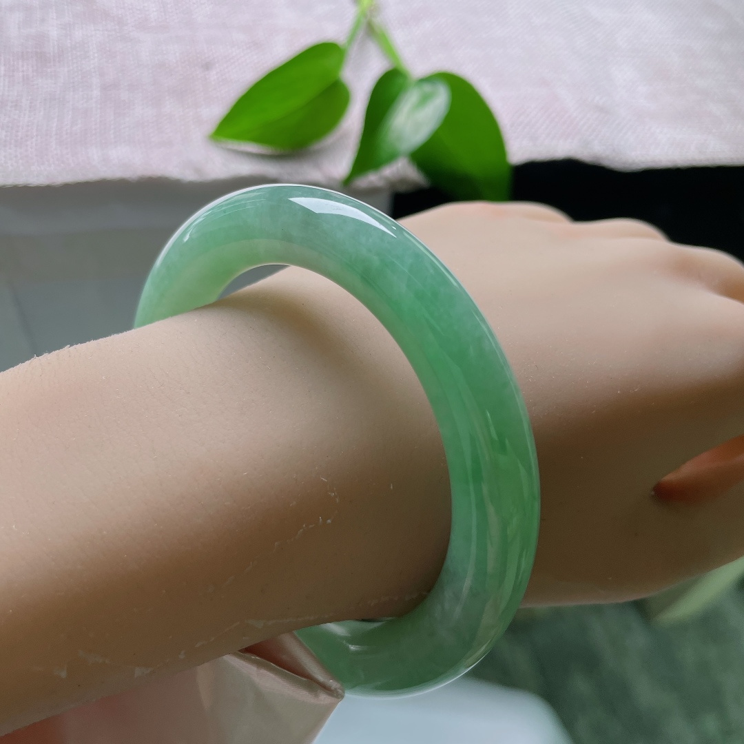 57.5/11，绿底圆条，晶体线，清润湖绿底色澄澈，灵动飘花悠然散落，圆条浑厚饱满，上手端庄娴静韵味悠长。ss59262a