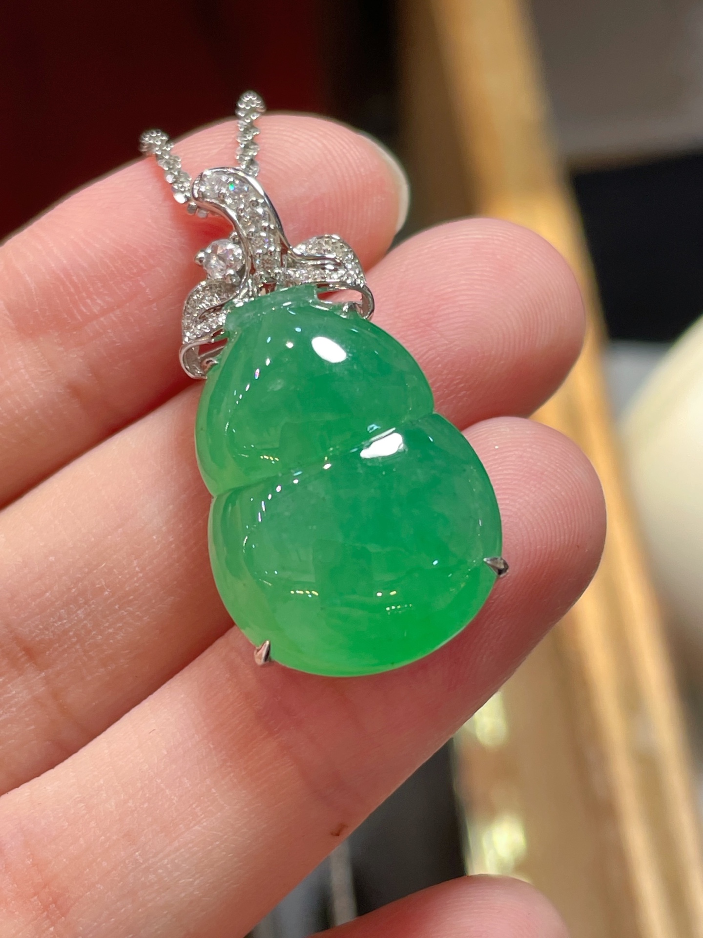 ️ 性比高 阳绿翡翠葫芦吊坠 满色，料子水润通透，种老起光。 18k金镶嵌，非常时尚好看，22.4-16.4-5