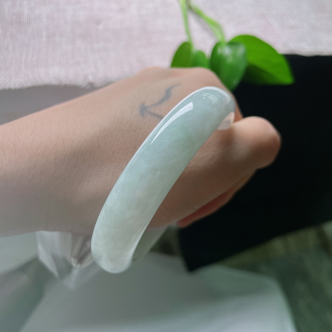 53.9/12.8/7.6，蓝底正圈，一点皮纹，冰润晴底澄澈清和，玉质细腻通透，平安镯温润素雅，演绎温婉恬静东方雅致韵味。ss59593a