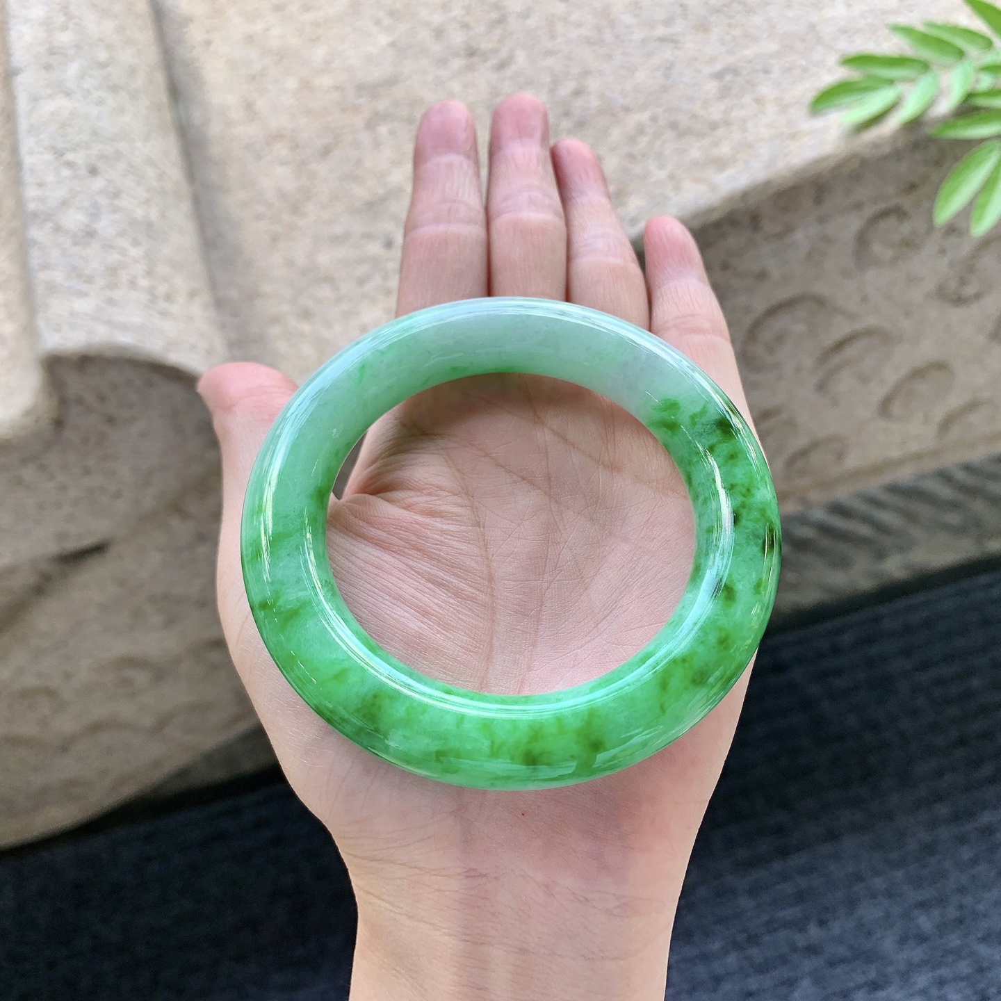 圆条55 56 圈口55.9/12.5/13.2 编码A3092945 糯冰飘绿，水润，种老，细腻，