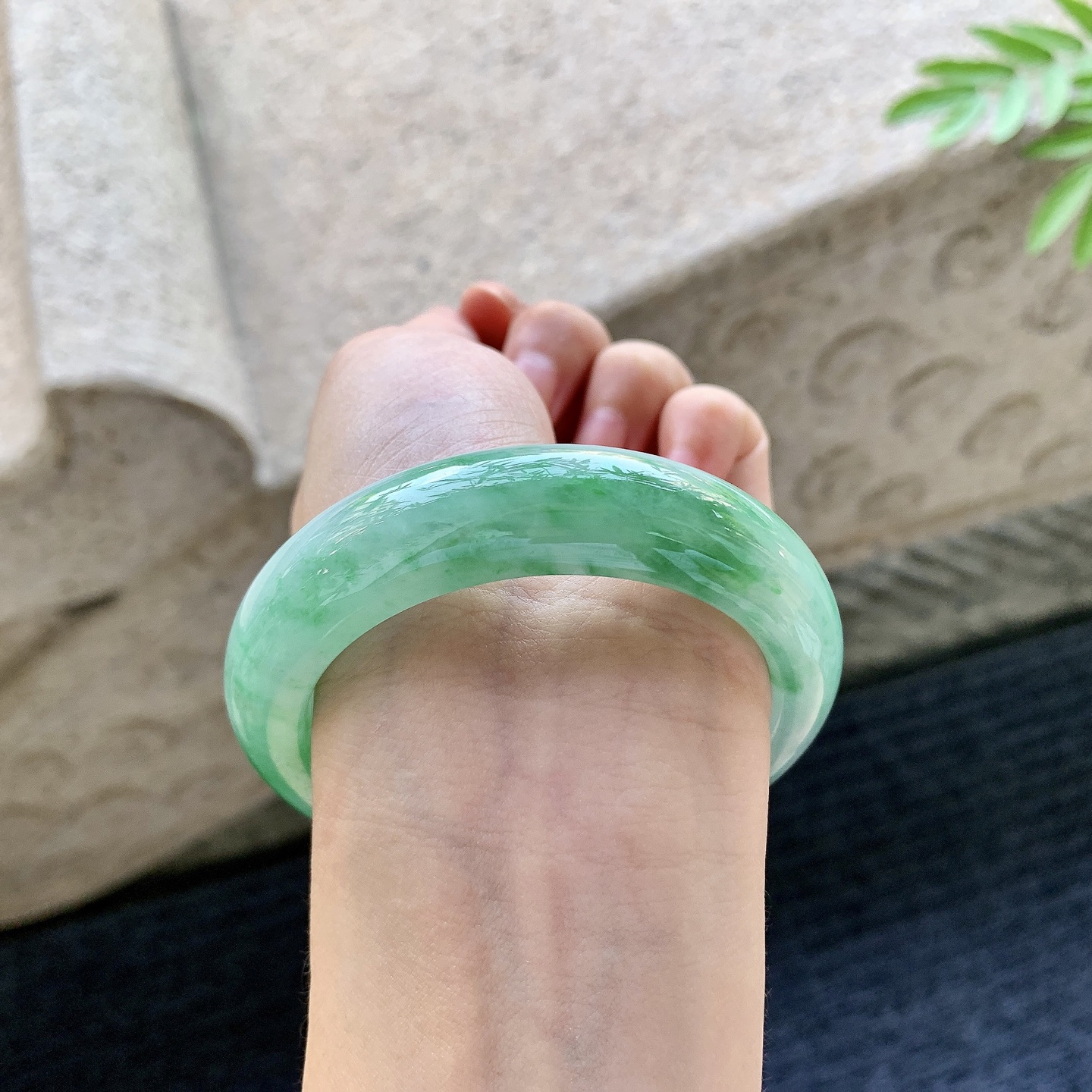 正圈53 54 圈口54.6/14.3/9.7 编码WW092928 细糯飘绿，水润，种老，细腻，打灯有棉线