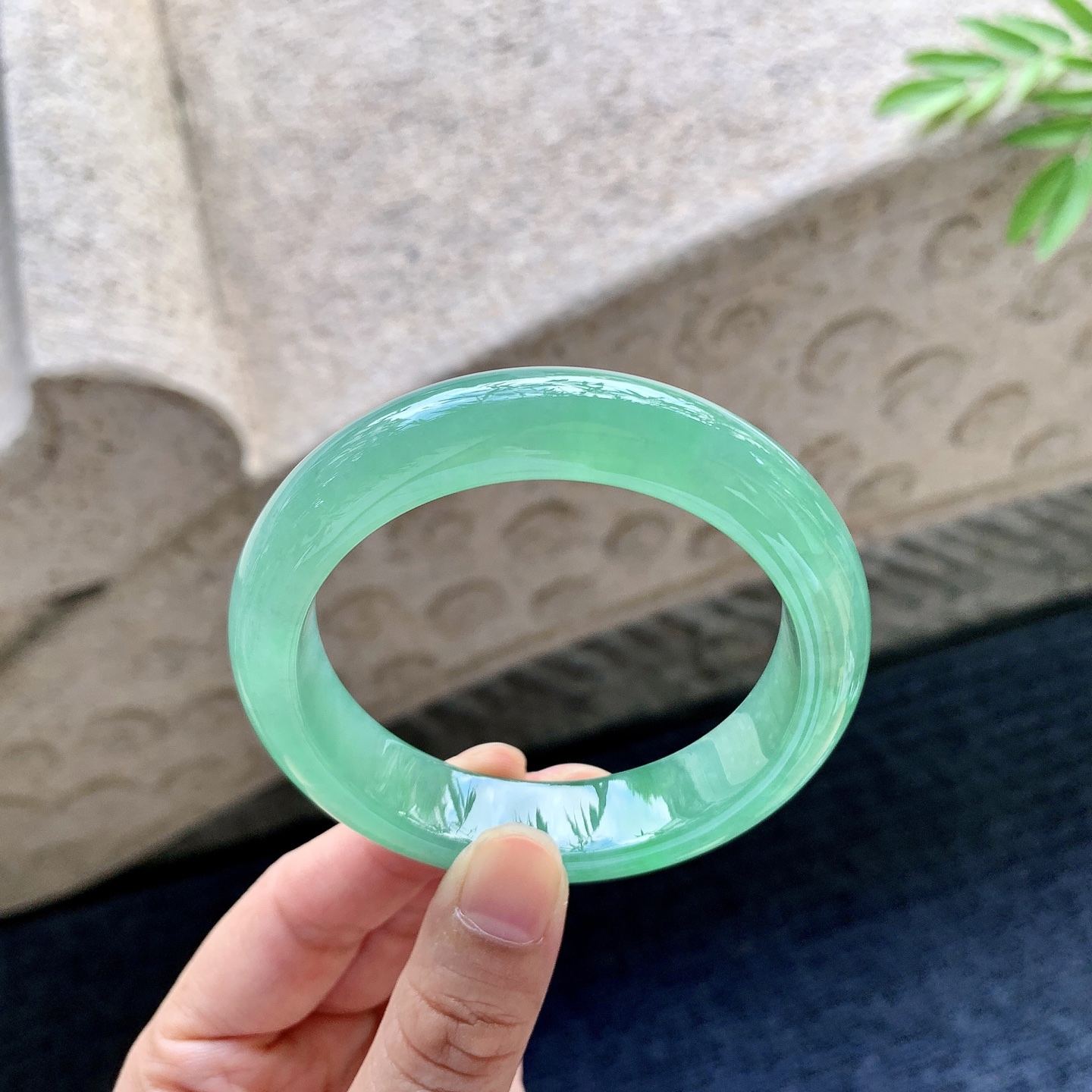 正圈53 54 圈口54.3/13.6/8.7 编码TT092942 冰糯满绿，水润，种老，细腻，打灯有絮线