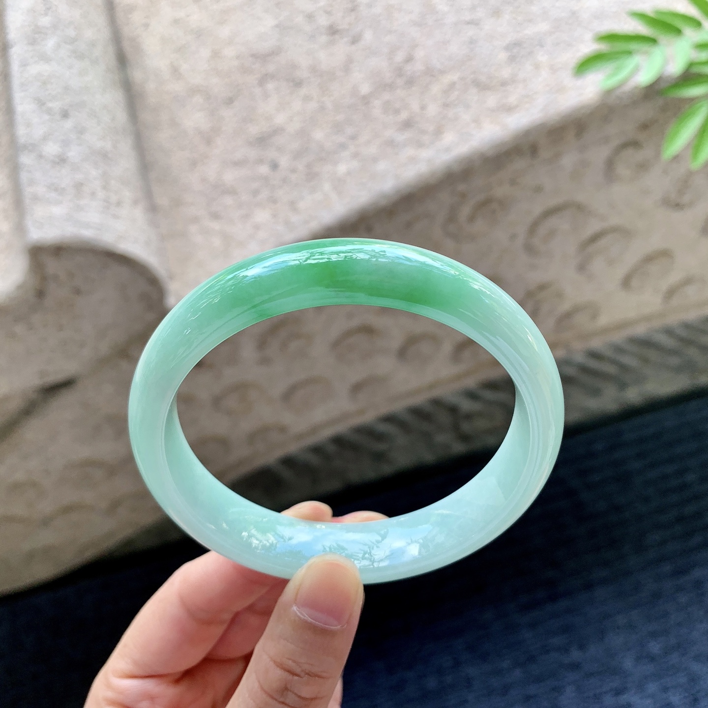 正圈61 62 圈口62.3/13/7.6 编码GL092916 糯冰飘绿，水润，种老，细腻，打灯有棉线