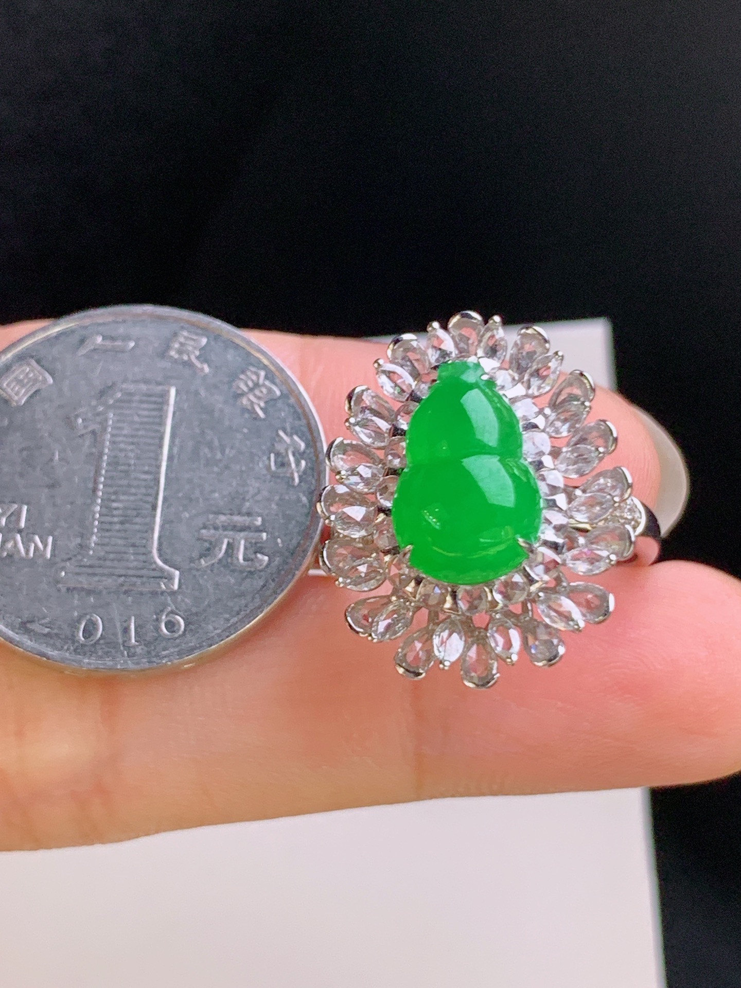 ️ 冰种阳绿葫芦戒指，颜色浓郁，器型饱满，豪钻环绕，裸石12.3-8.3-3.7，圈口14