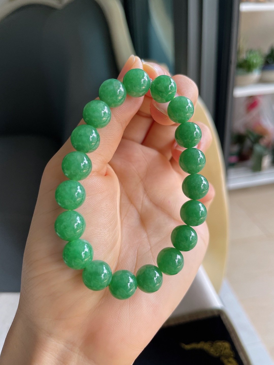 缅甸天然翡翠A货，冰满绿手串，尺寸：10mm。【编4770】